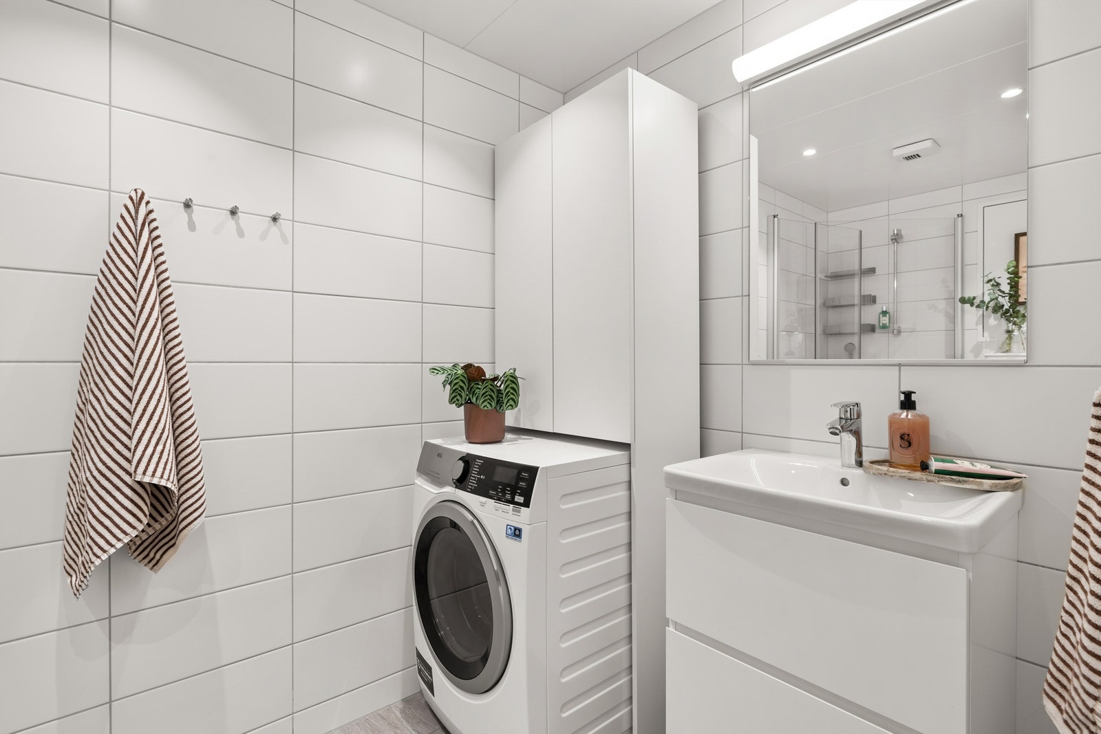 På badet er det også opplegg for vaskemaskin. Galleribilde