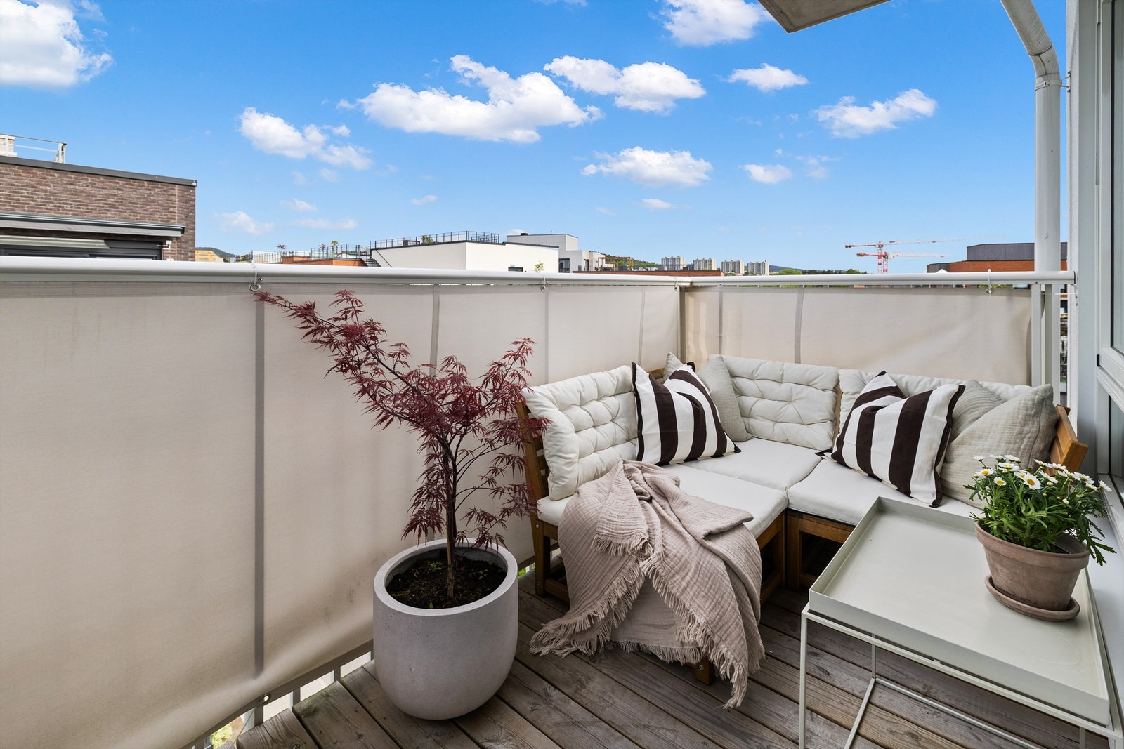 Fra stuen er det utgang til nordvestvendt balkong med ettermiddags- og kveldssol - en perfekt plass for å nyte rolige sommerdager. Galleribilde