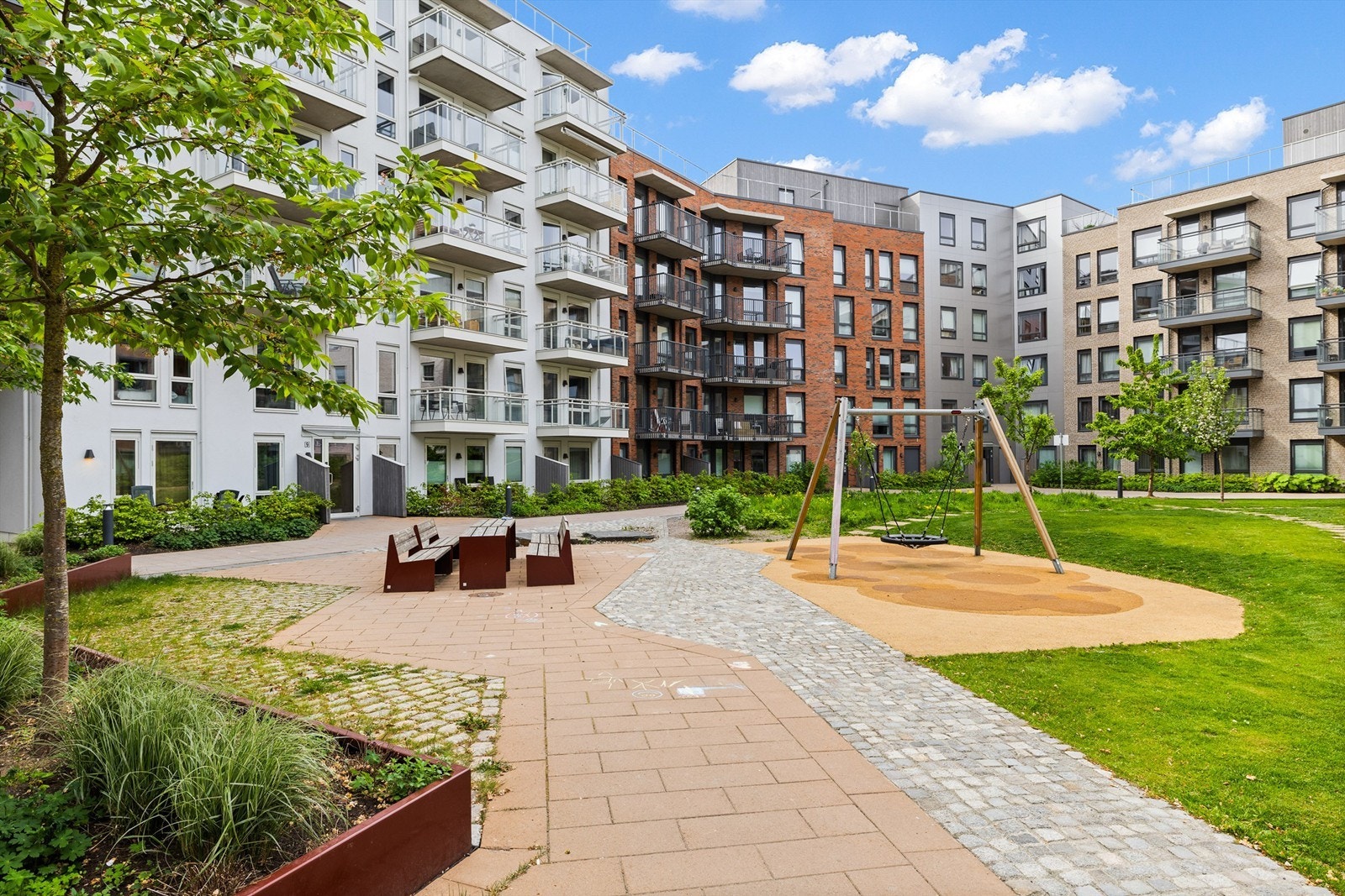 Felles tomt opparbeidet med internveier, lekeplass, sykkelparkering og grøntområder. Galleribilde