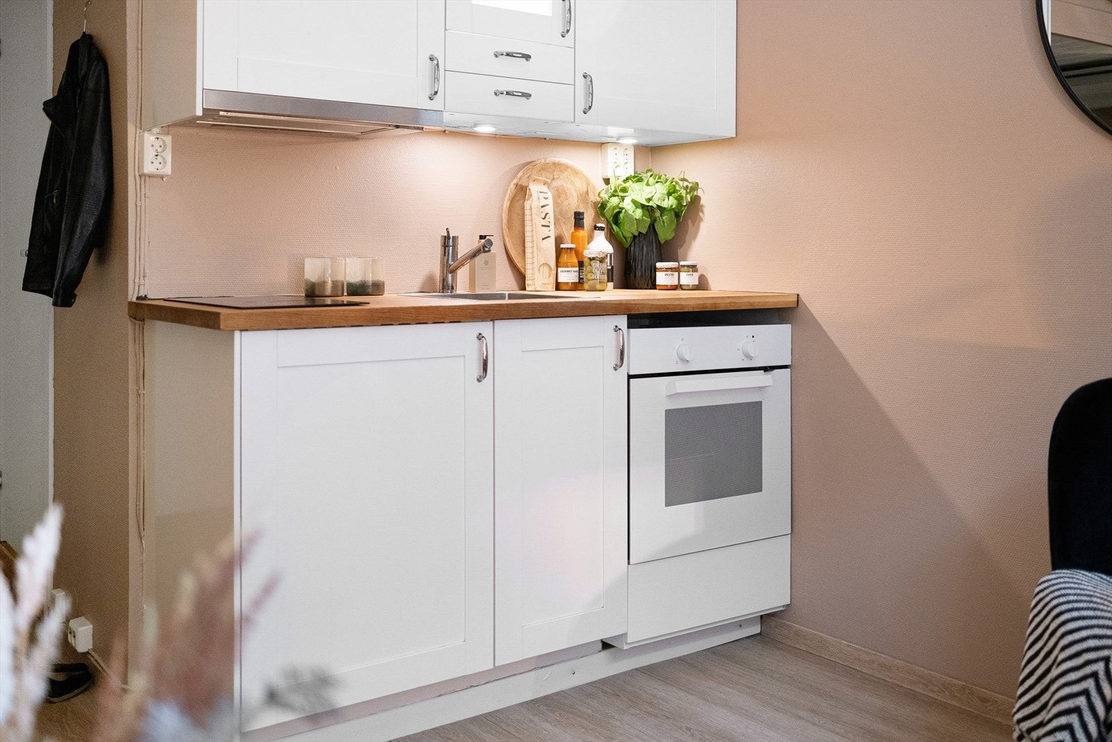 Innredning fra 2017 med glatte fronter, en glassfront og laminat benkeplate. Galleribilde