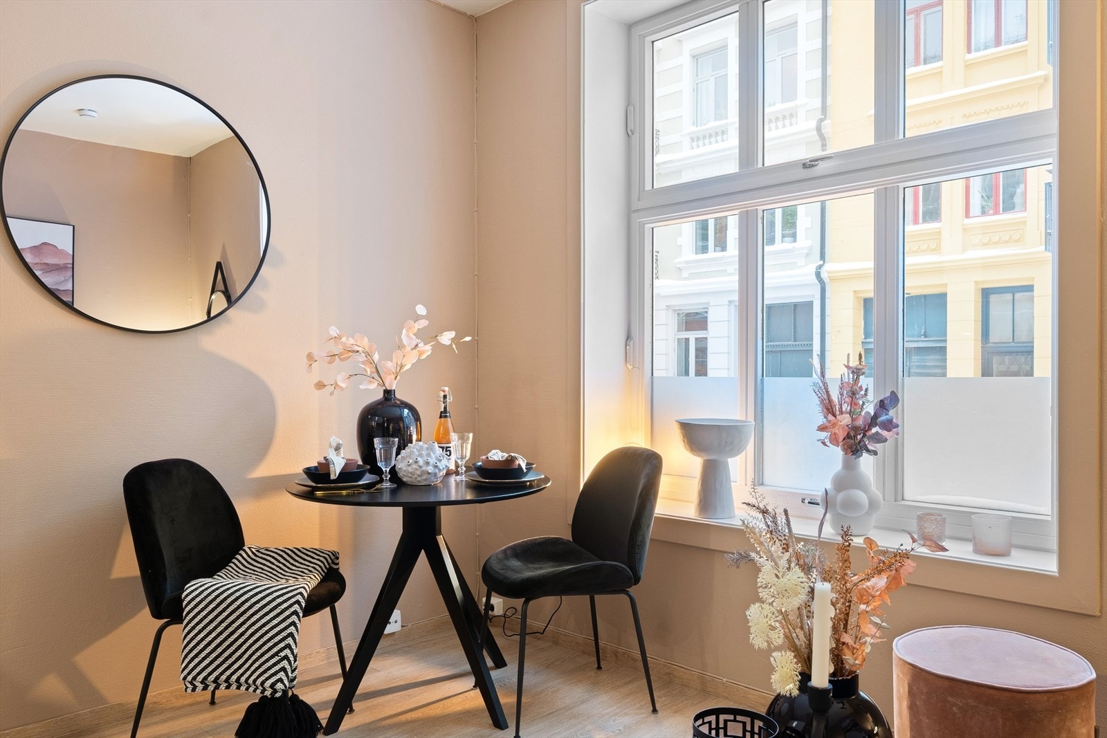 I stuen er takhøyden oppmålt til ca 2.76 meter og det store vinduet gir godt innslipp av naturlig lys. Galleribilde