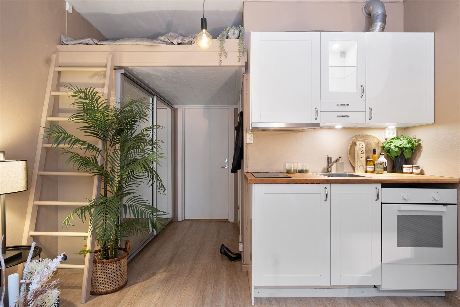 Praktisk og tidløst kjøkken fra Ikea med plass til det man trenger. Innredning fra 2017 med glatte fronter, en glassfront og laminat benkeplate. Galleribilde
