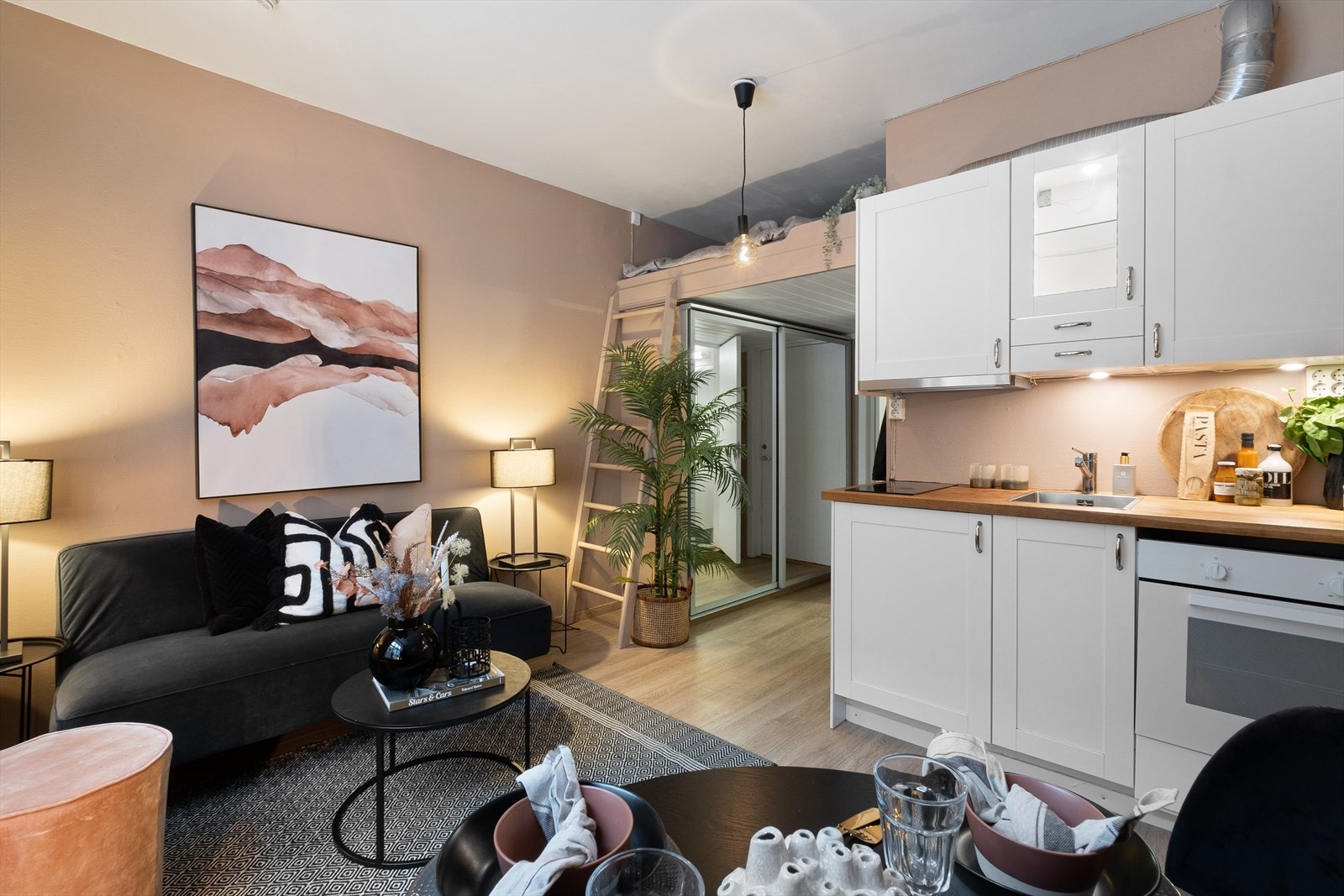 I stuen er det god plass til sofa og spisebord. (Bildene er fra forrige annonse og noen avvik kan forekomme.) Galleribilde