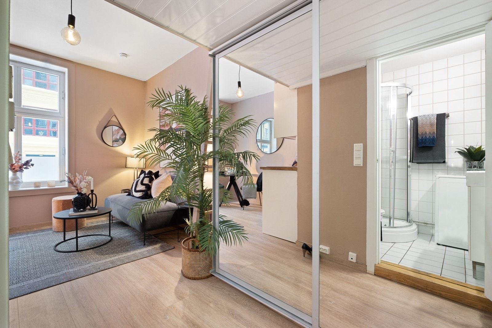 I gangen er det en stor skyvedørsgarderobe som gir masse lagringplass. I tillegg disponerer man en kjellerbod. Galleribilde