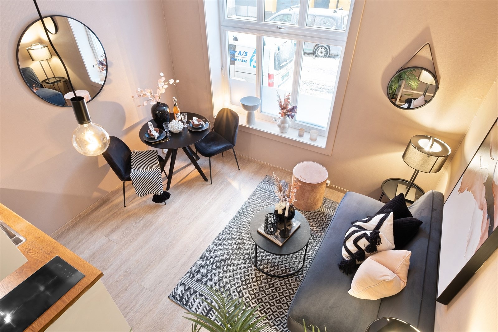 Fargevalg, takhøyden og lyset gjør at leiligheten oppleves svært innbydende. Galleribilde