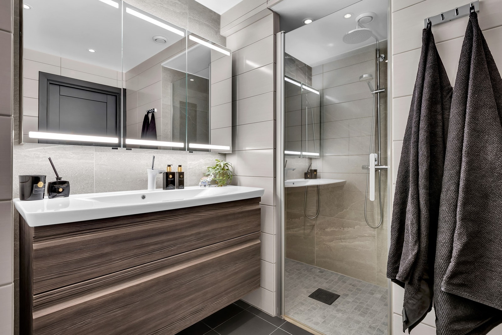 Bad med varmekabler i gulv - badet ble pusset opp i 2018 Galleribilde