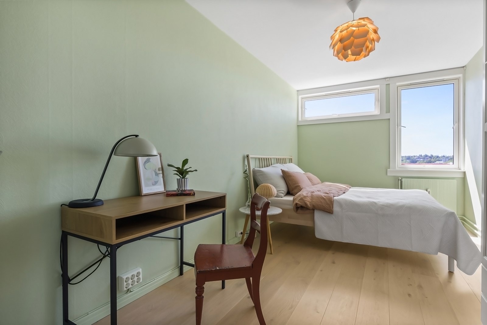 Soverommet er av god størrelse med plass til stor dobbeltseng, tilhørende nattbord og garderobeløsning Galleribilde