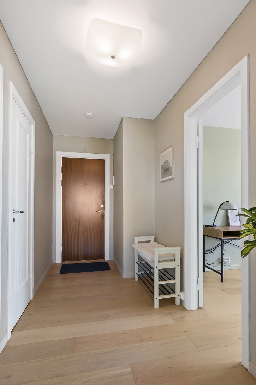 Fra felles oppgang med heis til leilighetsplan kommer du inn i entréen Galleribilde