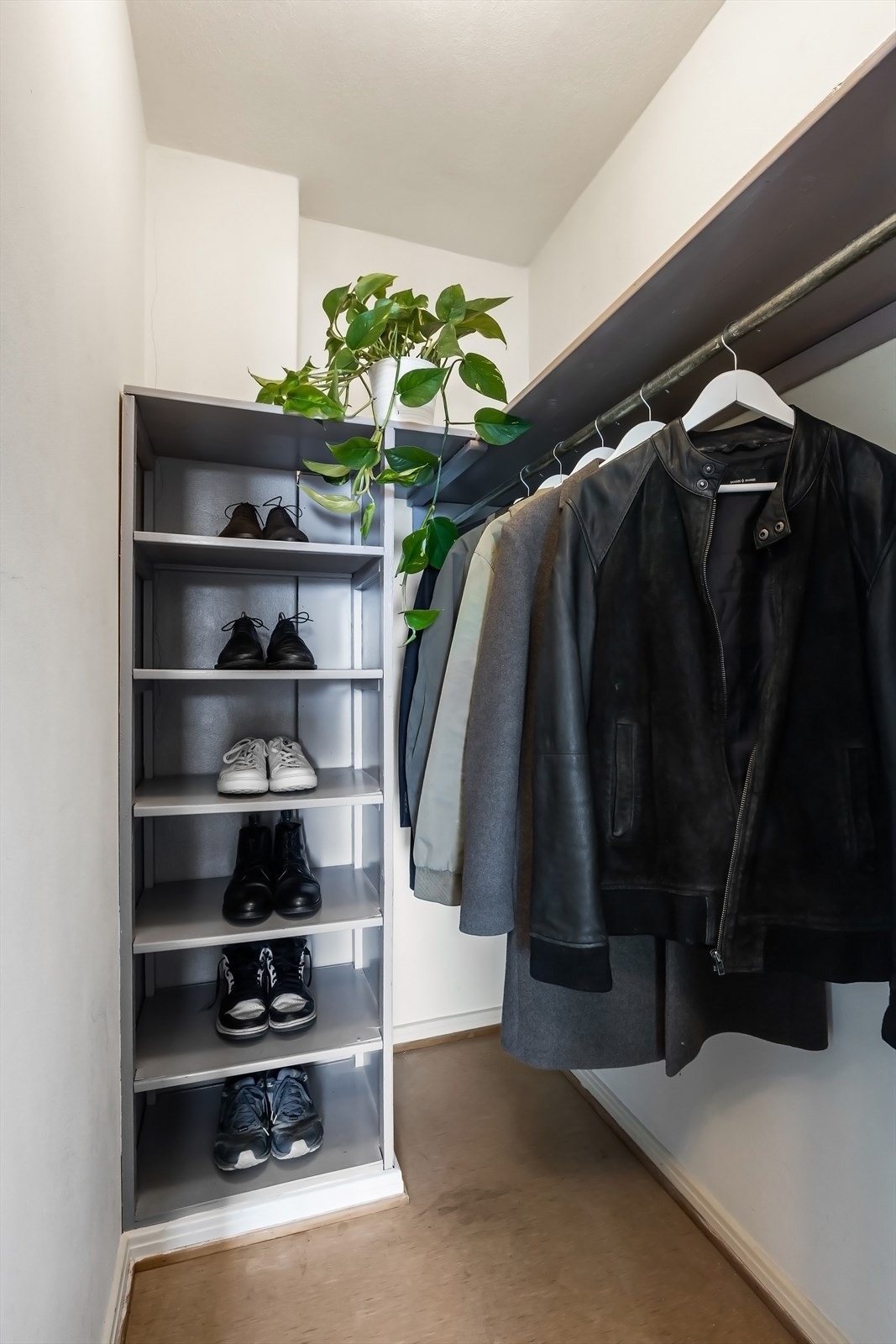 I tillegg til bod i leiligheten disponerer boligen to kjellerboder på totalt 7 m² med mye lagringsplass Galleribilde