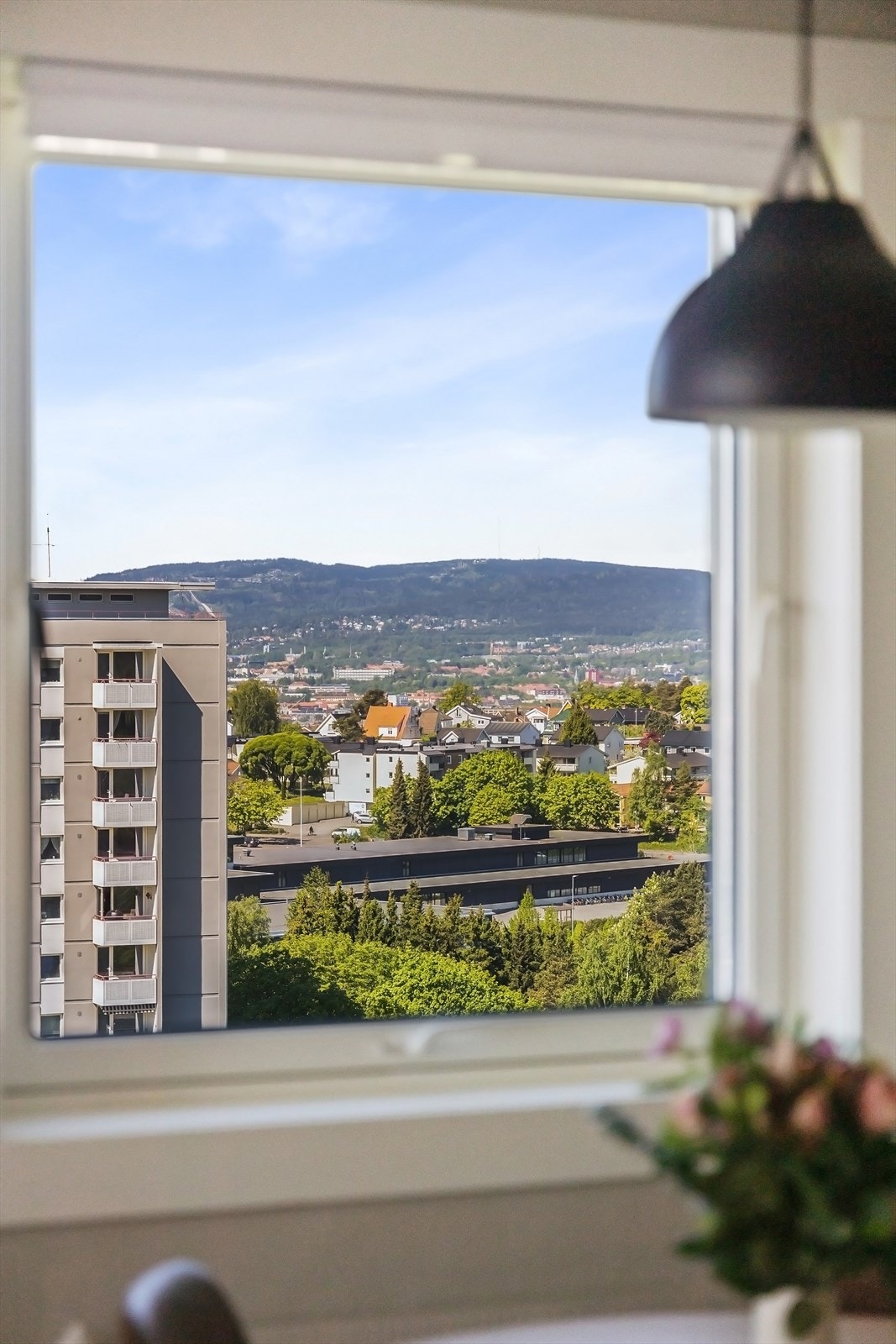 Vidstrakt utsikt mot nordvest fra kjøkken vinduet Galleribilde