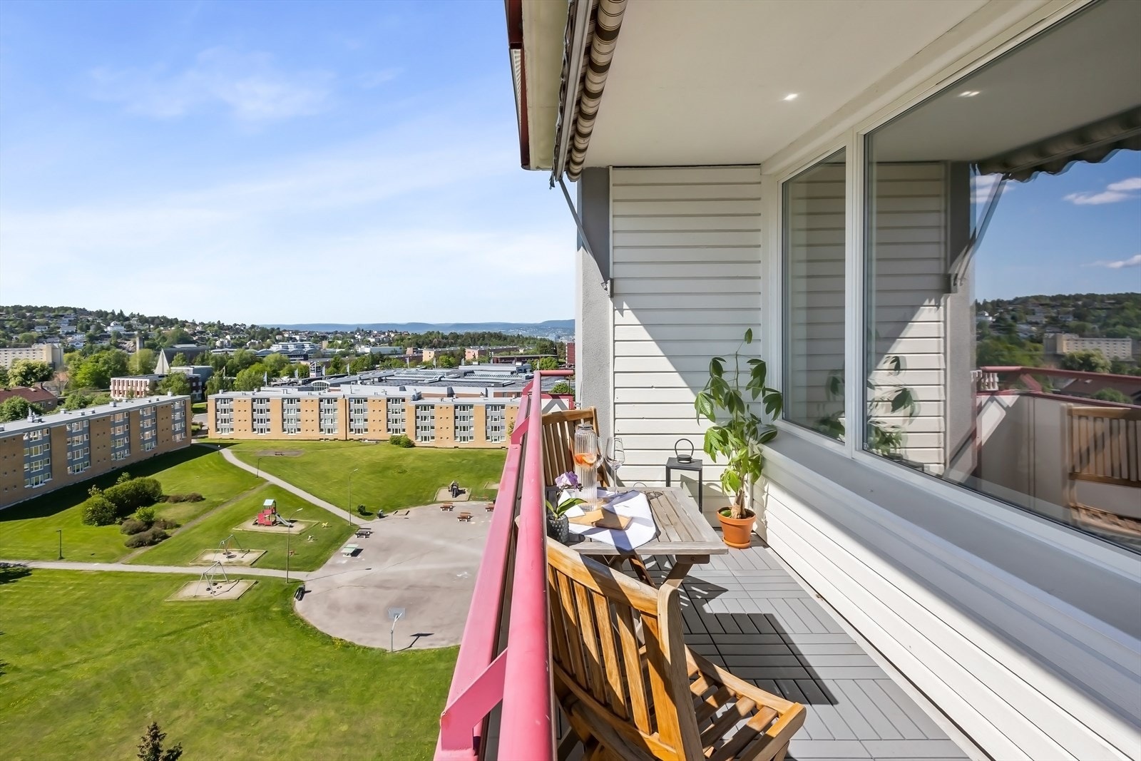 På balkongen er det plass til en sittegruppe. Galleribilde