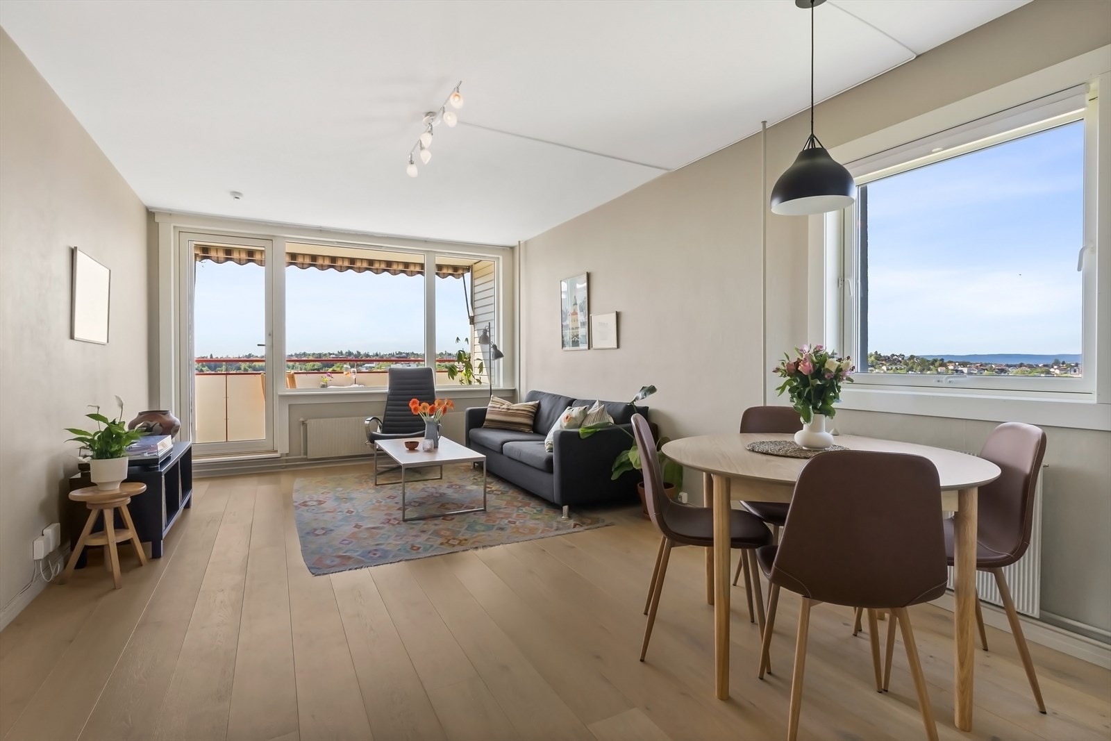 I stue er det rikelig med naturlig lysinnslipp fra store vindusflater Galleribilde