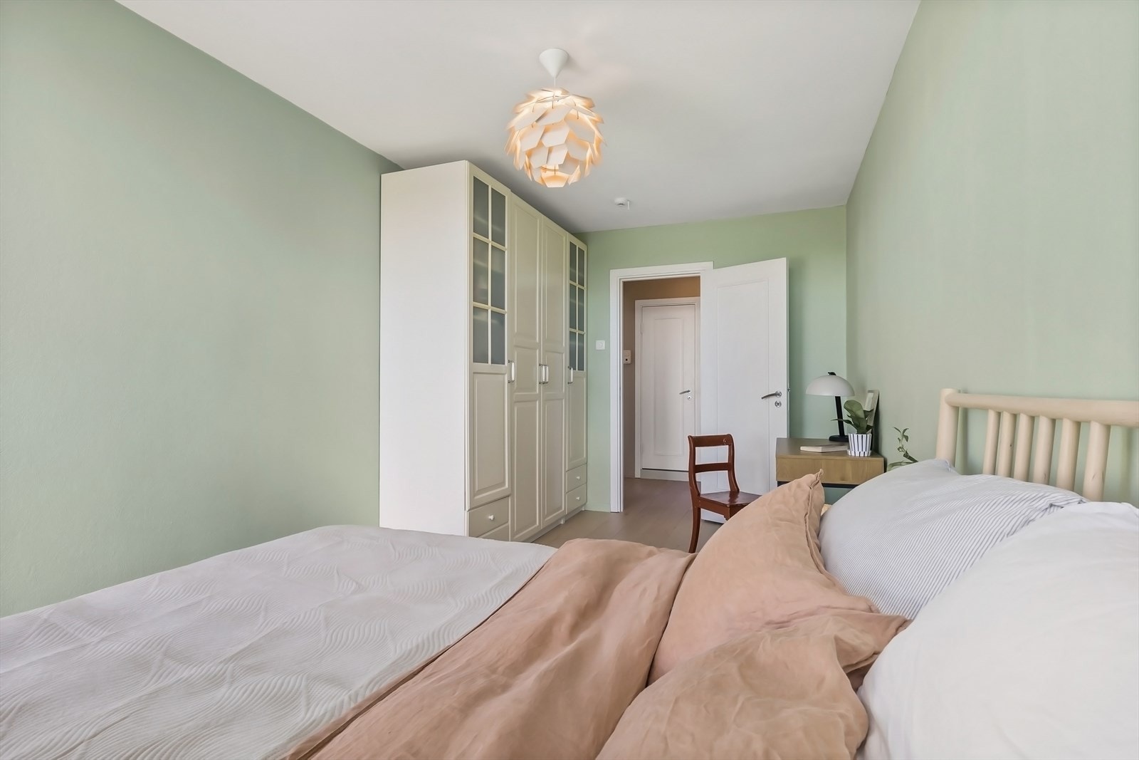 Det er tilhørende garderobeløsning på soverommet og god plass til skrivebord/kontor. Galleribilde