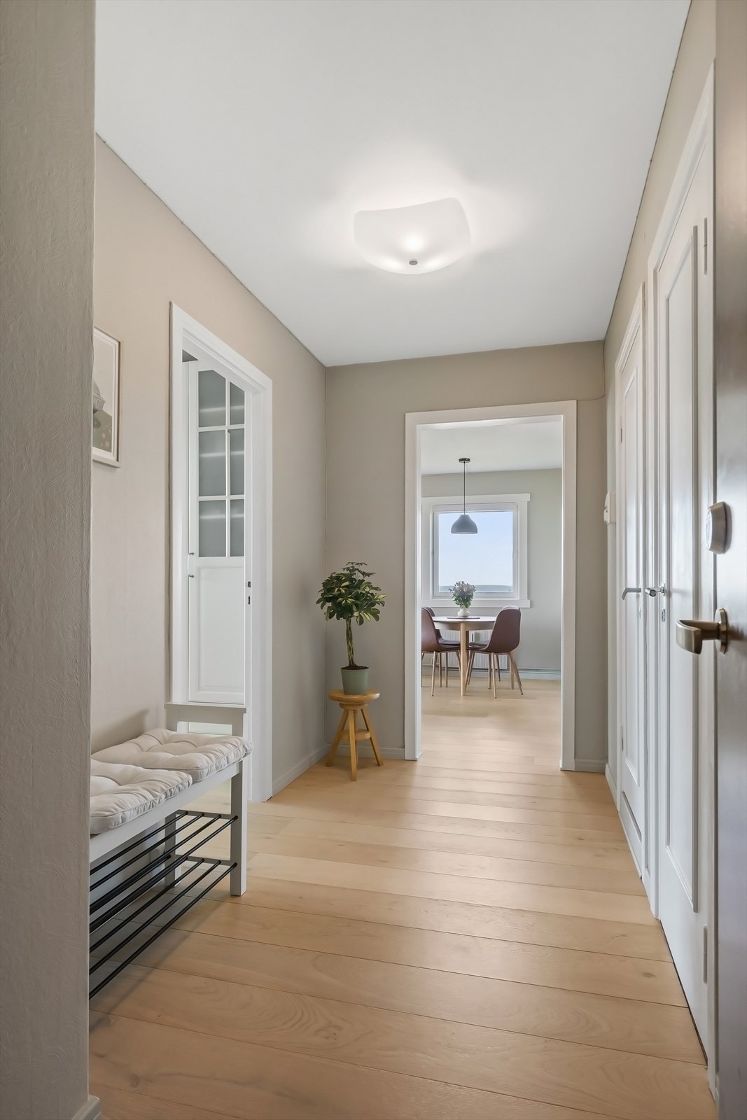 Rommet gir et godt første inntrykk av leiligheten med parkett på gulv og overflater i tidsriktige farger Galleribilde