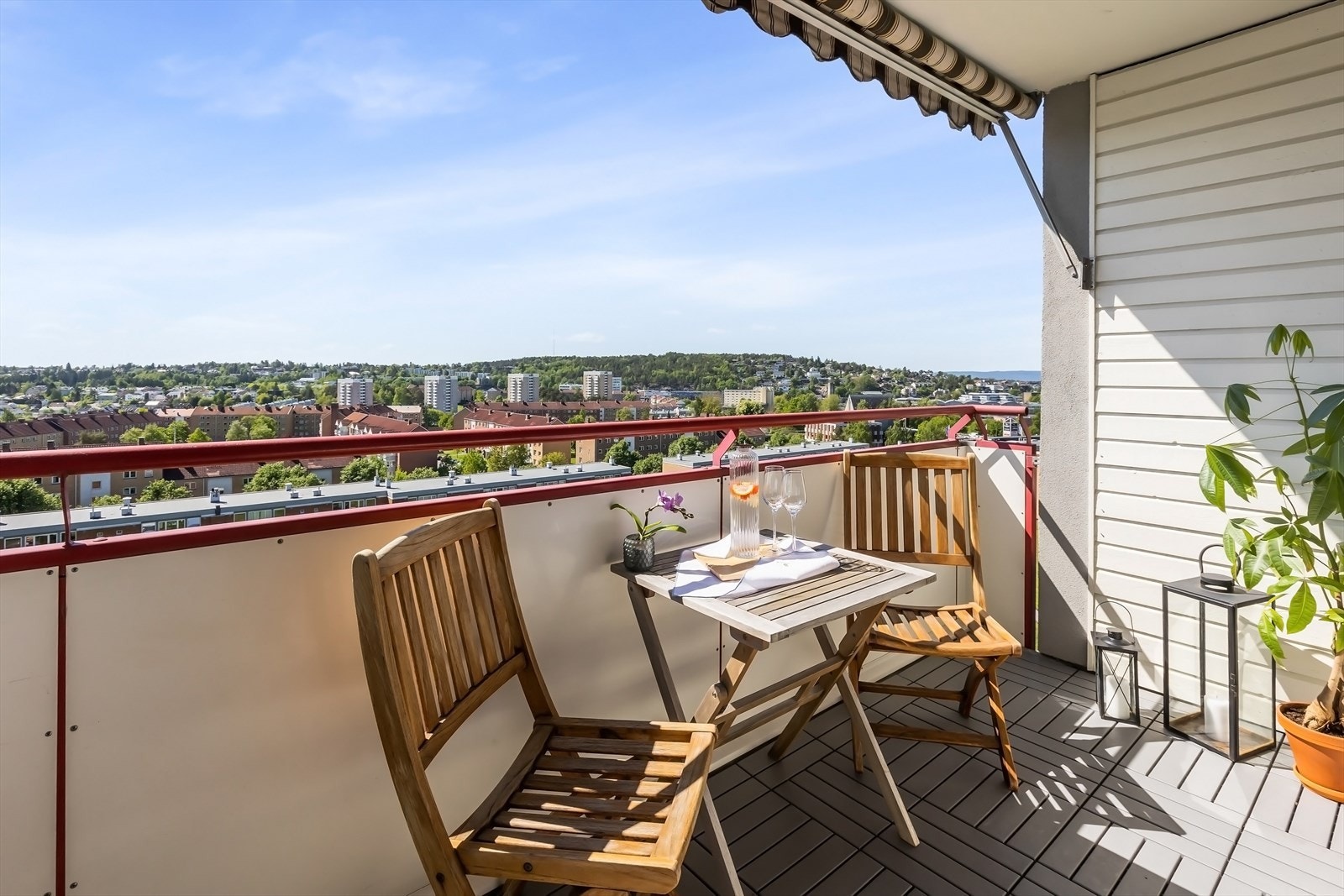 Fra stue er det utgang til syd-vestvendt balkong med svært gode solforhold Galleribilde