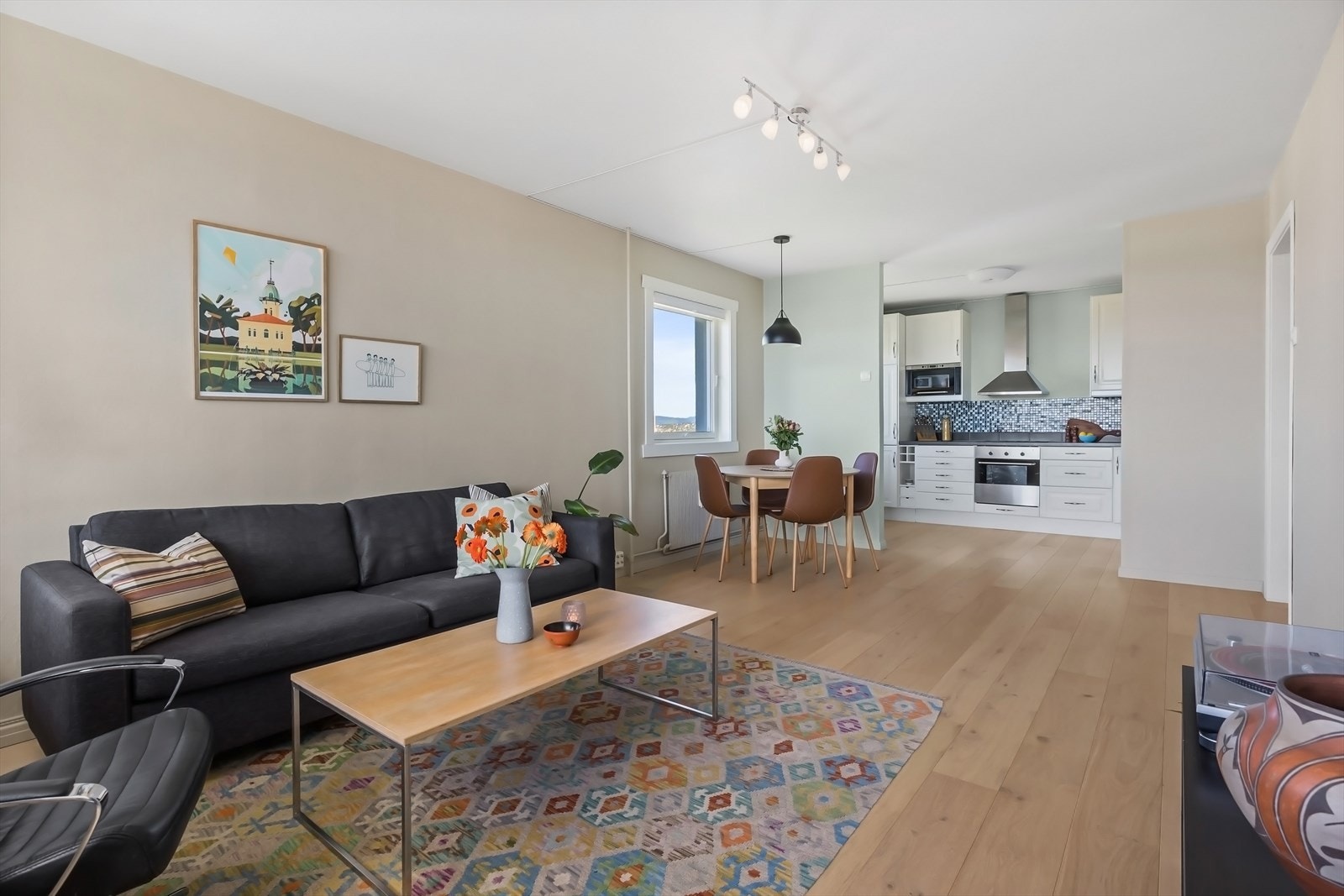 Det er god plass til både sofagruppe med tilhørende møblement og spisebord Galleribilde