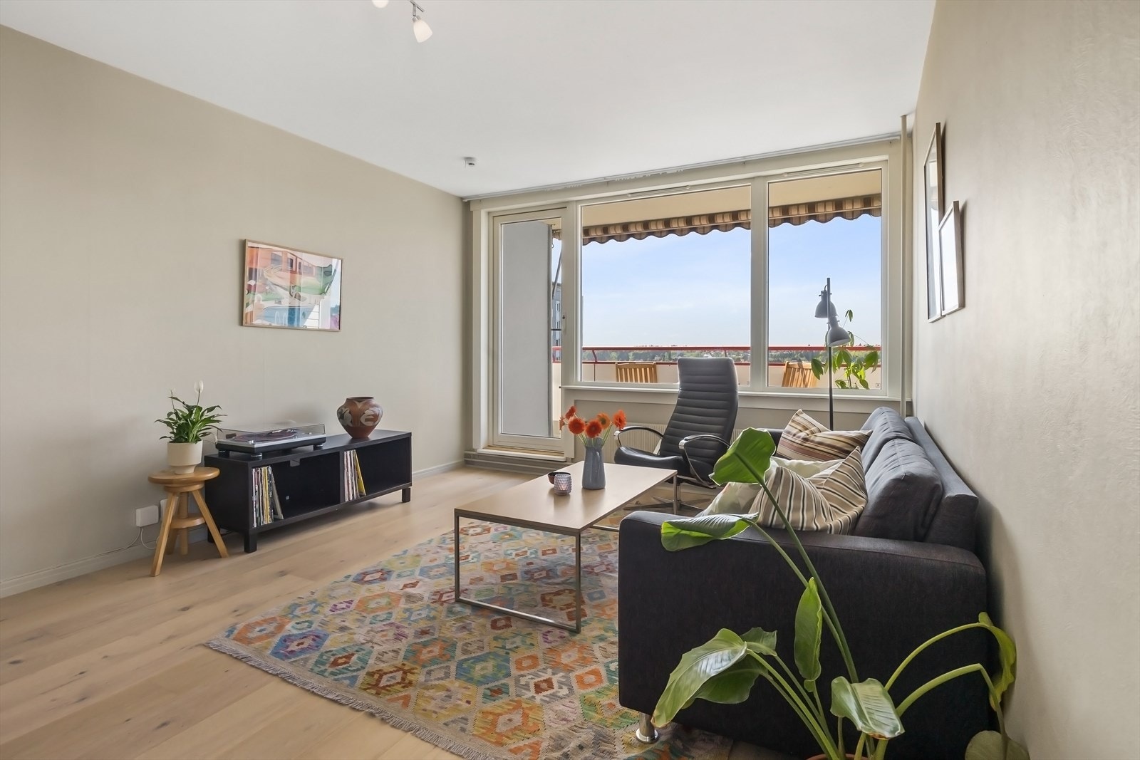 Leiligheten har en god planløsning med stue og kjøkken i delvis åpen løsning Galleribilde