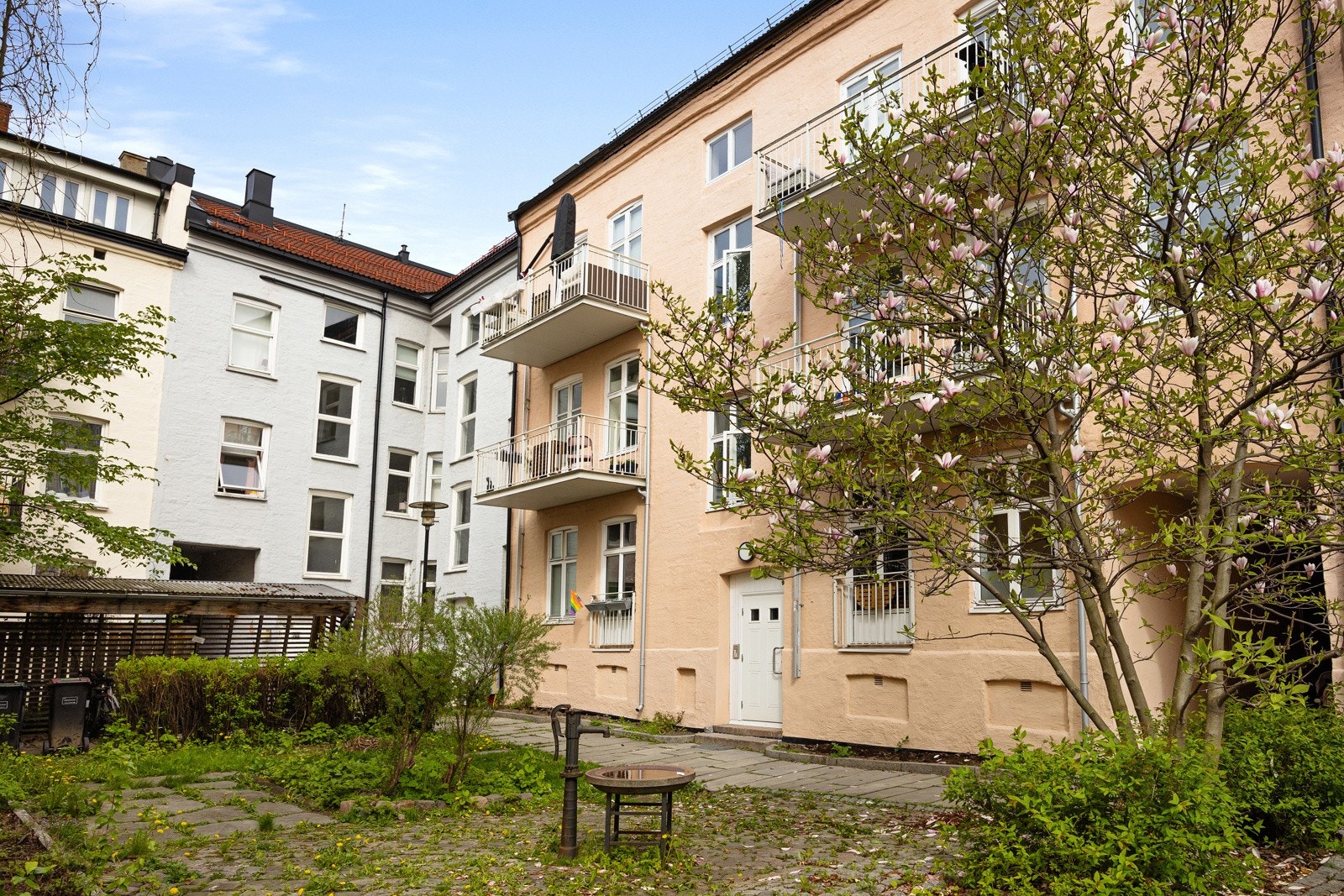 Felles gårdsrom er pent opparbeidet med gressplen, sittegrupper og gangstier. Galleribilde