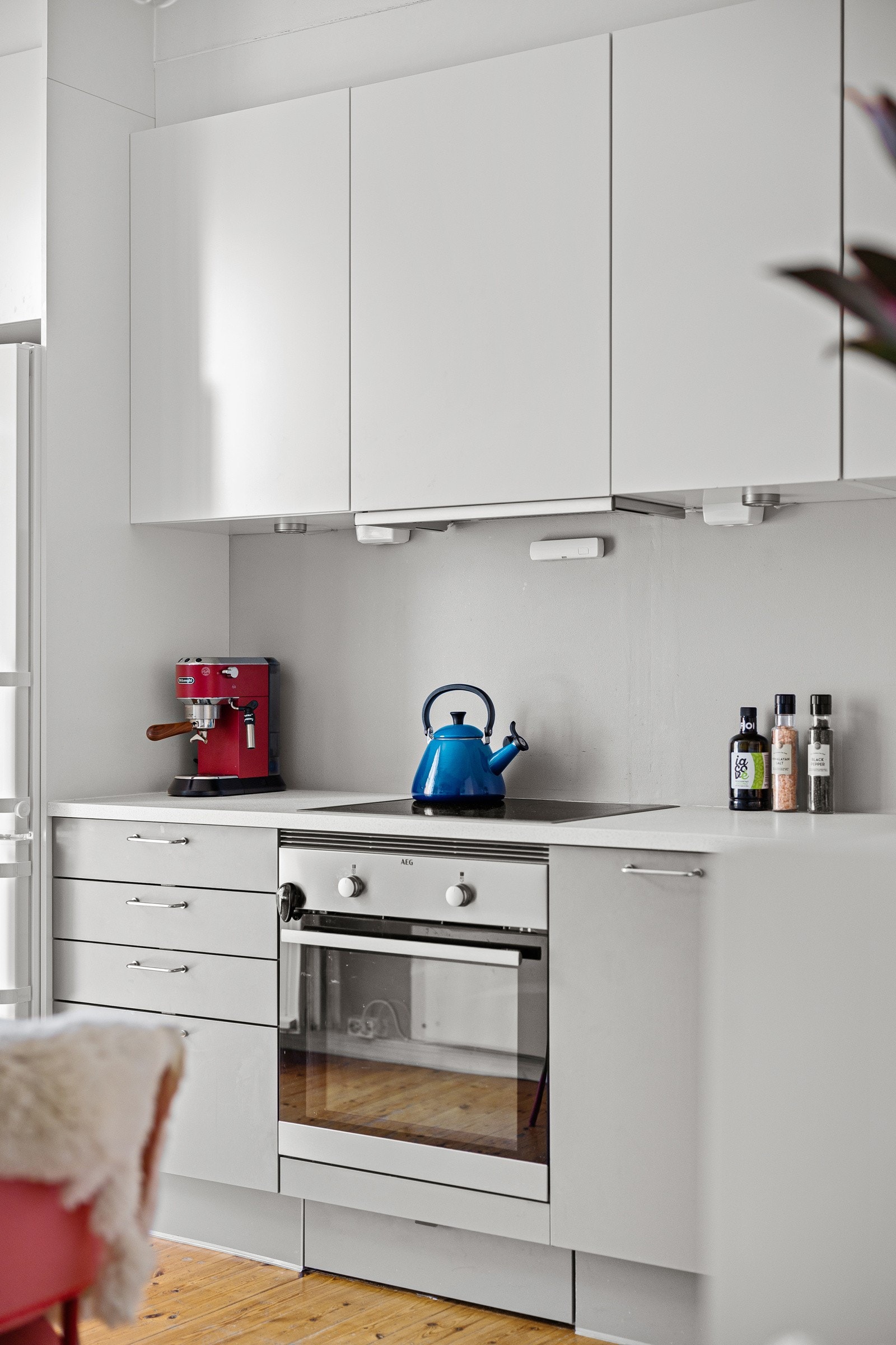 Integrert oppvaskmaskin, stekeovn og nedfelt platetopp, samt frittstående kjøleskap med frysedel (medfølger). Galleribilde