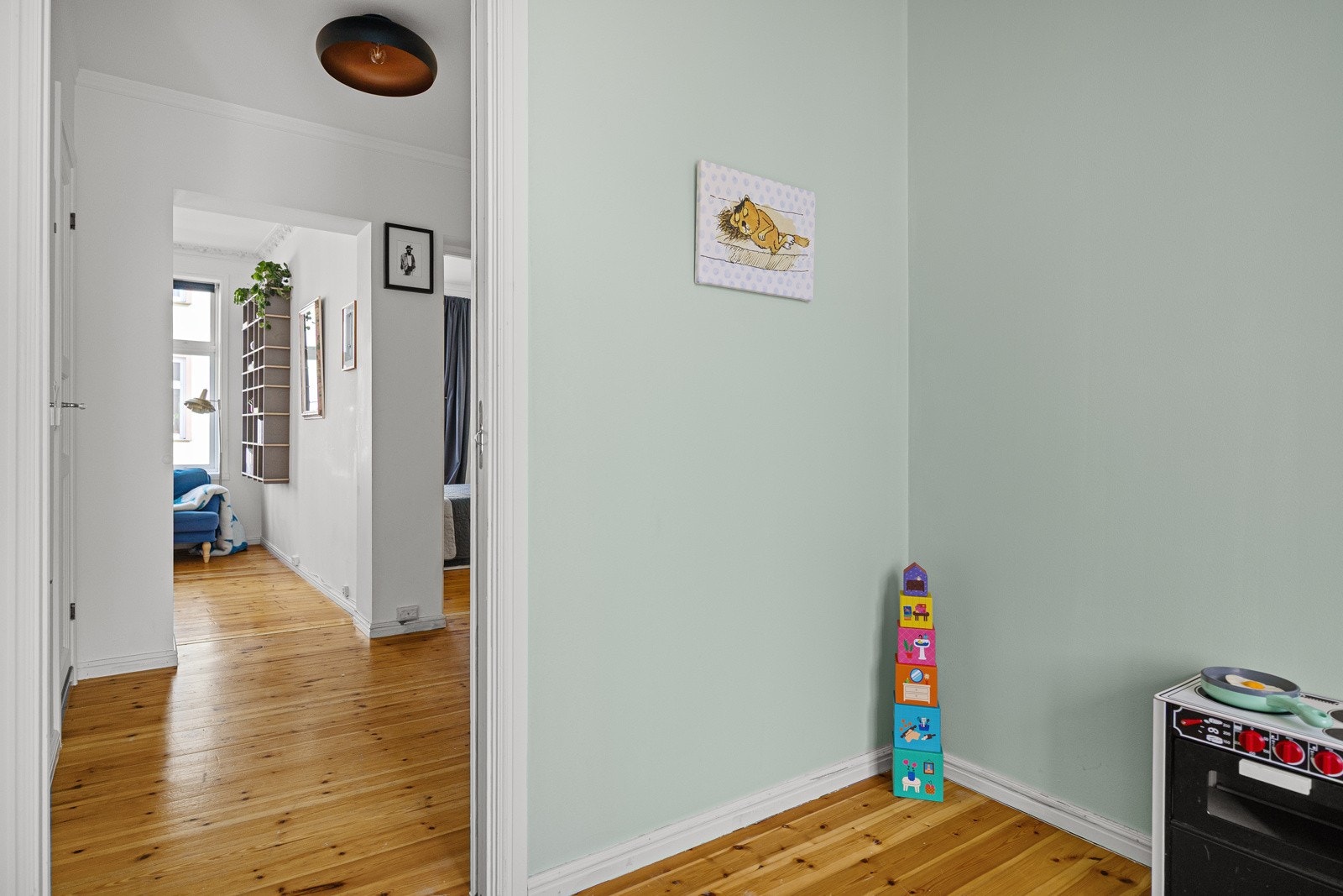 Plass til seng, nattbord og kommode / garderobeskap. Galleribilde