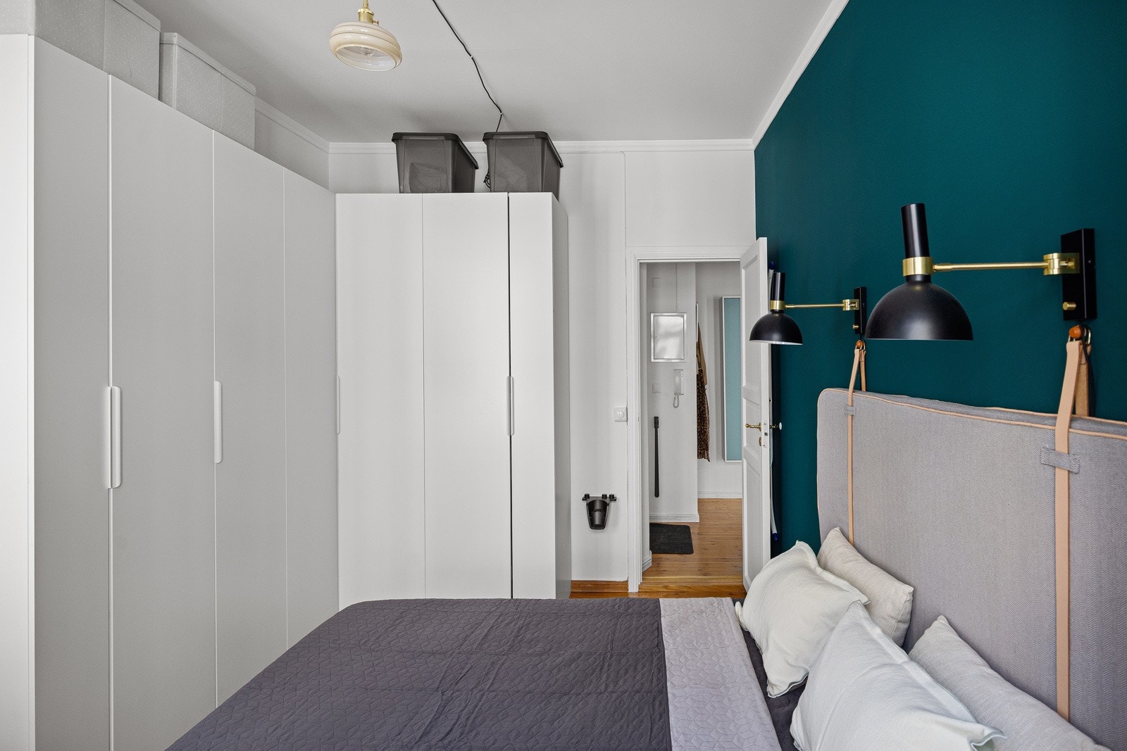 Stor garderobeløsning medfølger salget. Galleribilde