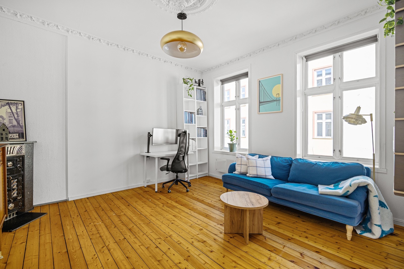 Boligen har en god planløsning med en romslig stue som kan smykke seg med klassiske detaljer og gode møbleringsmuligheter. Galleribilde