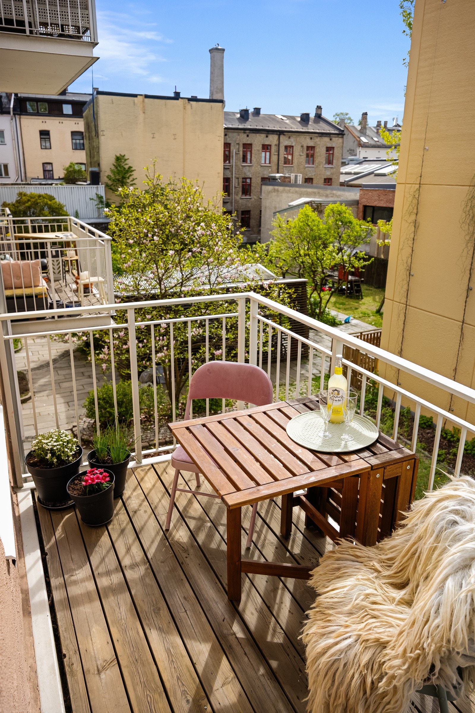 Balkongen er på 5 kvm og fungerer utmerket som en forlengelse av boligen på sommerhalvåret. Galleribilde