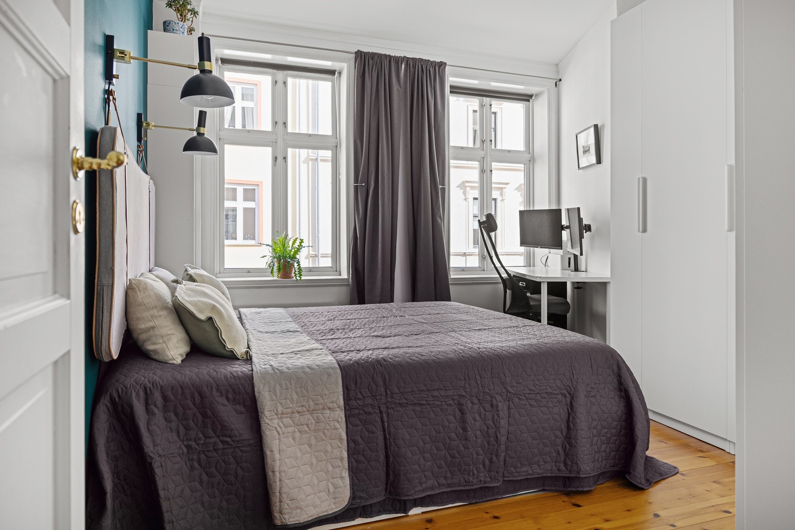 Romslig hovedsoverom med god plass til dobbeltseng, nattbord og kommode / kontorpult. Galleribilde