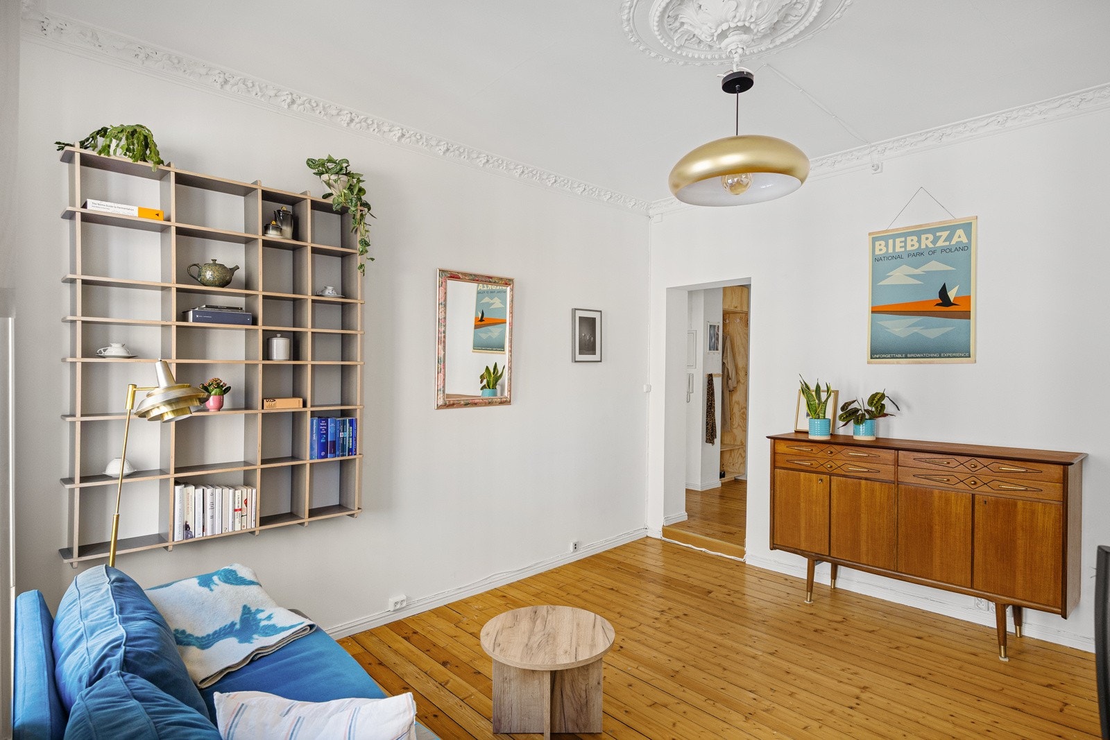 Gode møbleringsmuligheter med rom for sofaseksjon med tilhørende møblementer, samt spisebord dersom ønskelig. Galleribilde