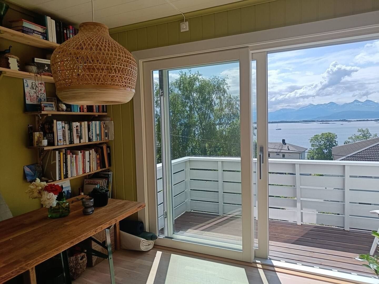 Åpent og lyst inn fra balkongen Galleribilde