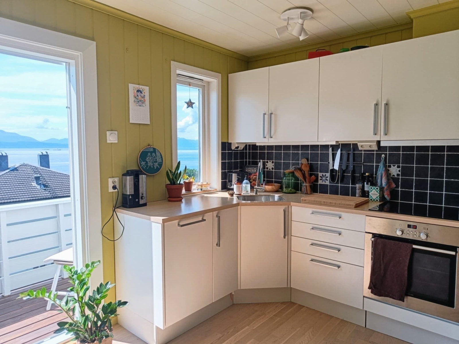 Kjøkken og skyvedør til balkong Galleribilde