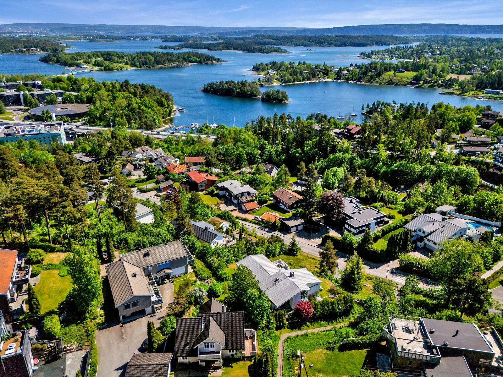 I tillegg er det gangavstand til sjøen med fine badestrender, og Sandvika Storsenter ligger like i nærheten med et rikt utvalg av butikker, spisesteder og servicetilbud. Galleribilde