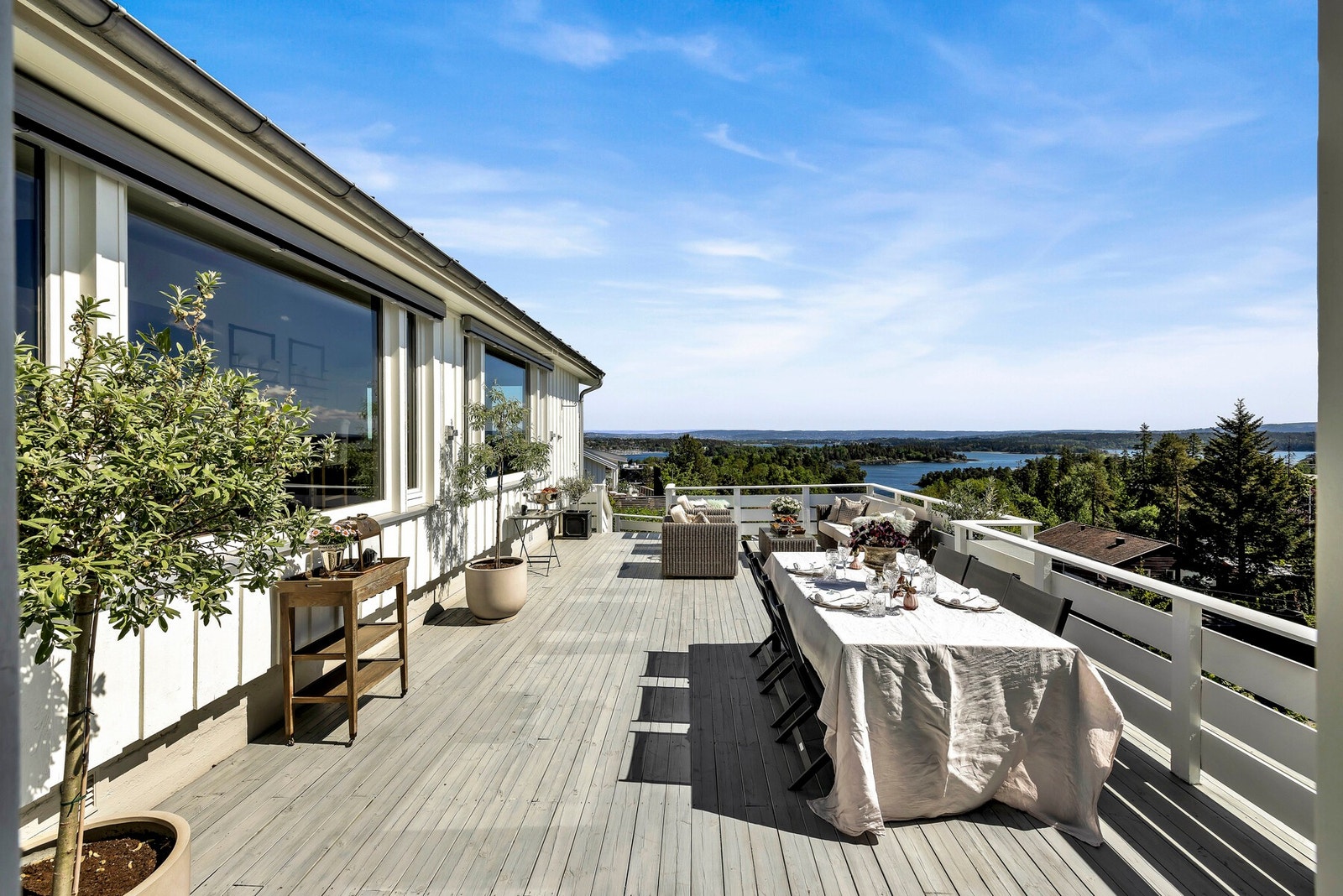 Terrassen er et av boligens høydepunkter hvor både sol og utsikt kan nytes nesten hele dagen. Galleribilde