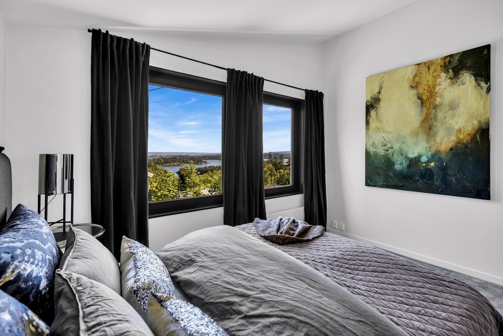 Soverommet har også den samme fantastiske utsikten. Galleribilde