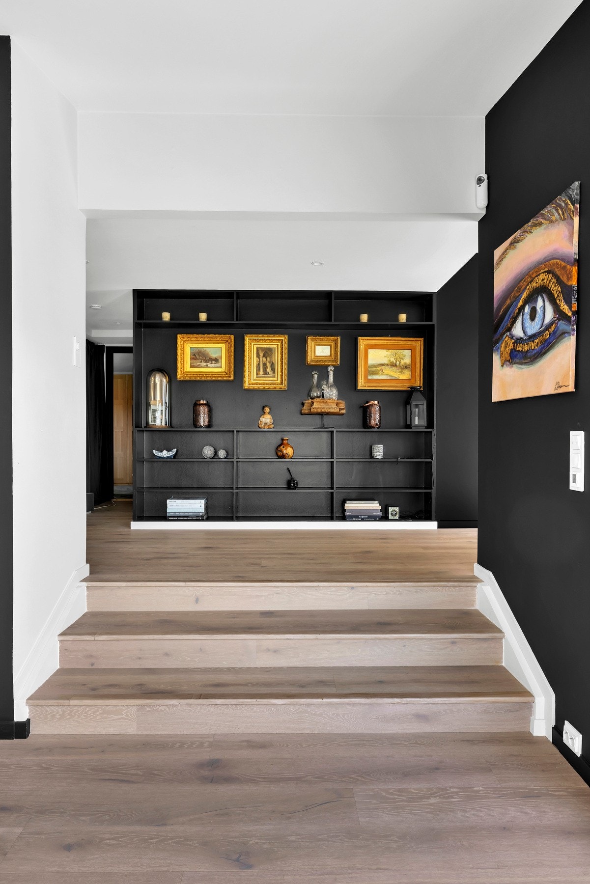 Fra stuen er det videre tilgang til boligens moderne kjøkken, adskilt med en flott og elegant gang. Galleribilde