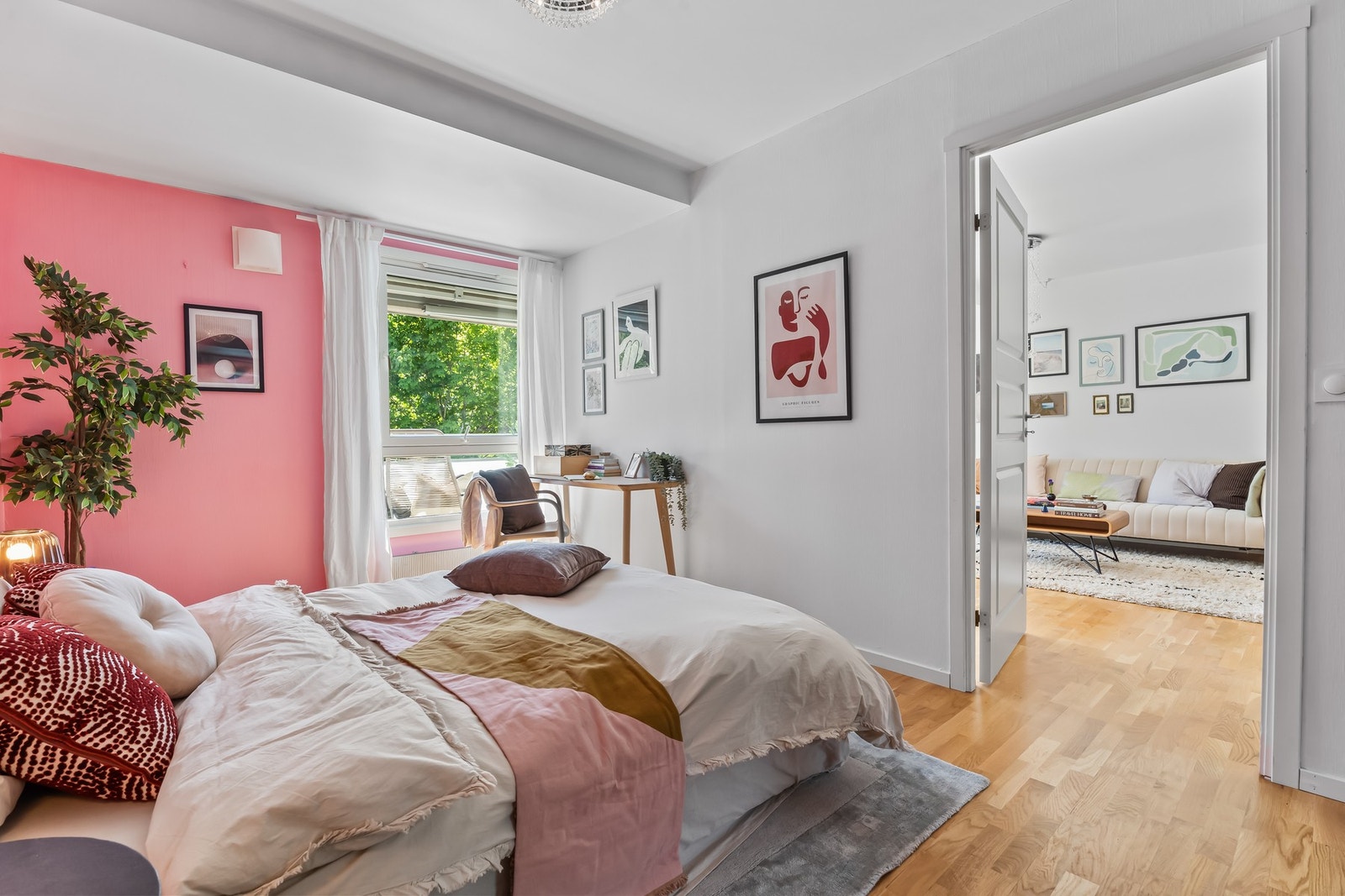 Det er plass til dobbeltseng, nattbord og kontorbord - perfekt for både hvile og hjemmekontor. Galleribilde