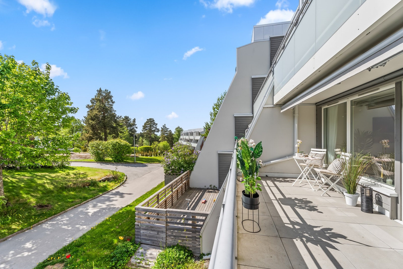 Fra stuen går du rett ut til en vestvendt terrasse på ca. 16 m² - perfekt for late sommerdager. Galleribilde