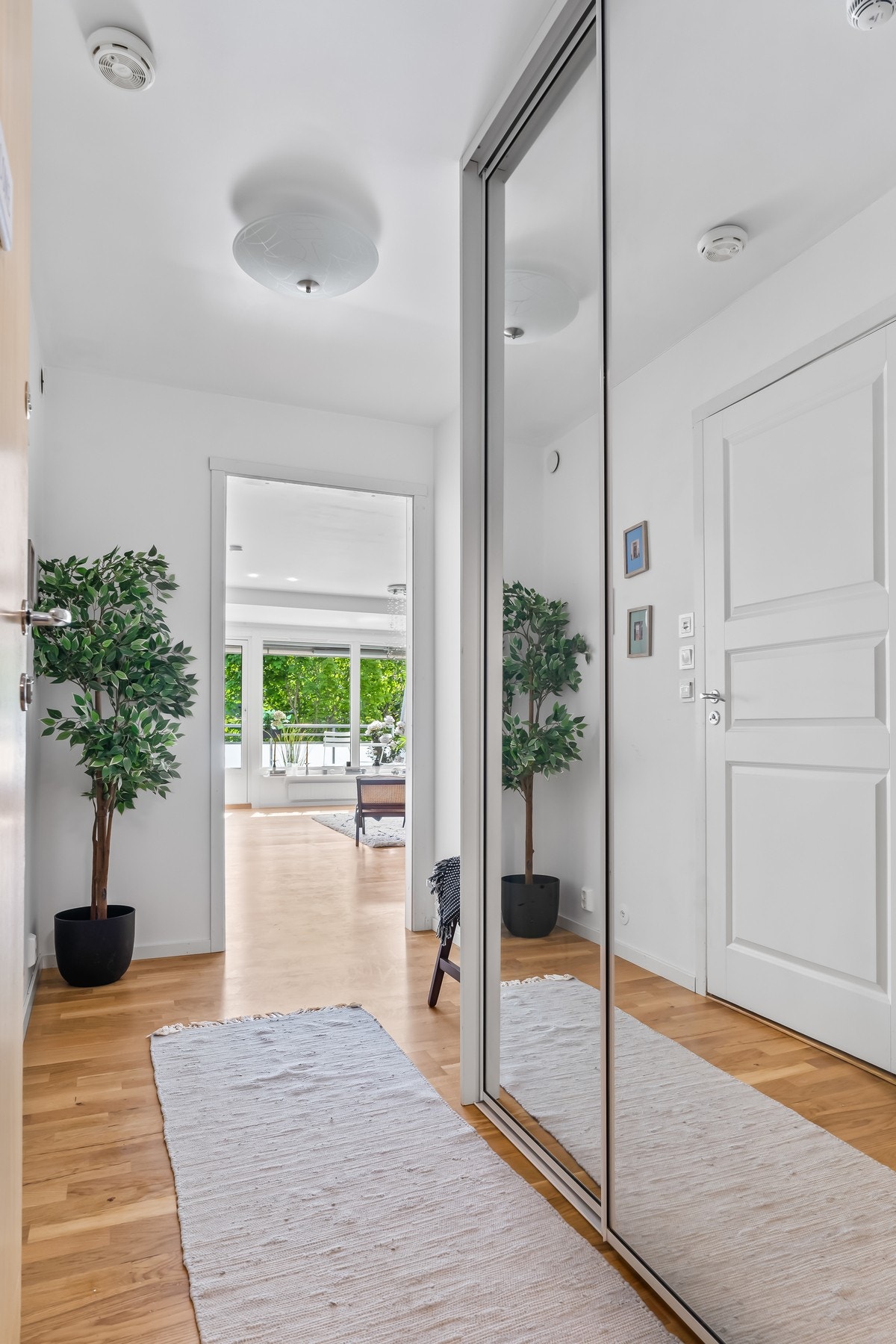 Her er det plass til å henge fra seg yttertøy og sko, samtidig som speilet gir romfølelse. Galleribilde
