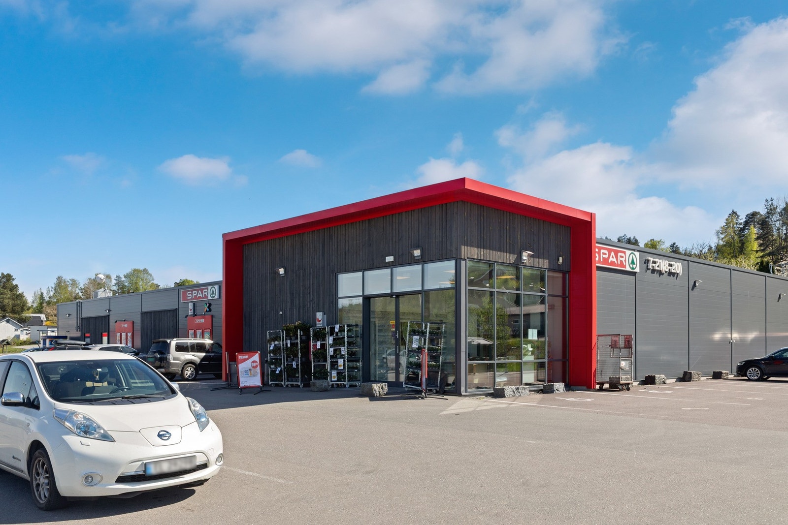 Ved butikken har du bensinstasjon samt vaskehall. Galleribilde