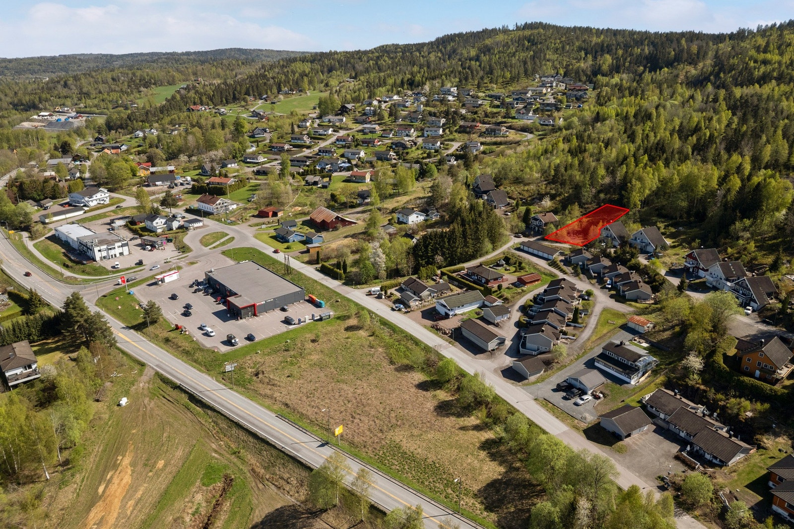 Med en beliggenhet som byr på en perfekt blanding av ro og rekreasjon, er dette et ideelt sted for deg som ser etter et hjem hvor du kan koble av og nyte livet. Her bor du i et nabolag hvor privatliv og romslighet står i sentrum, og hvor hverdagen kan lev Galleribilde