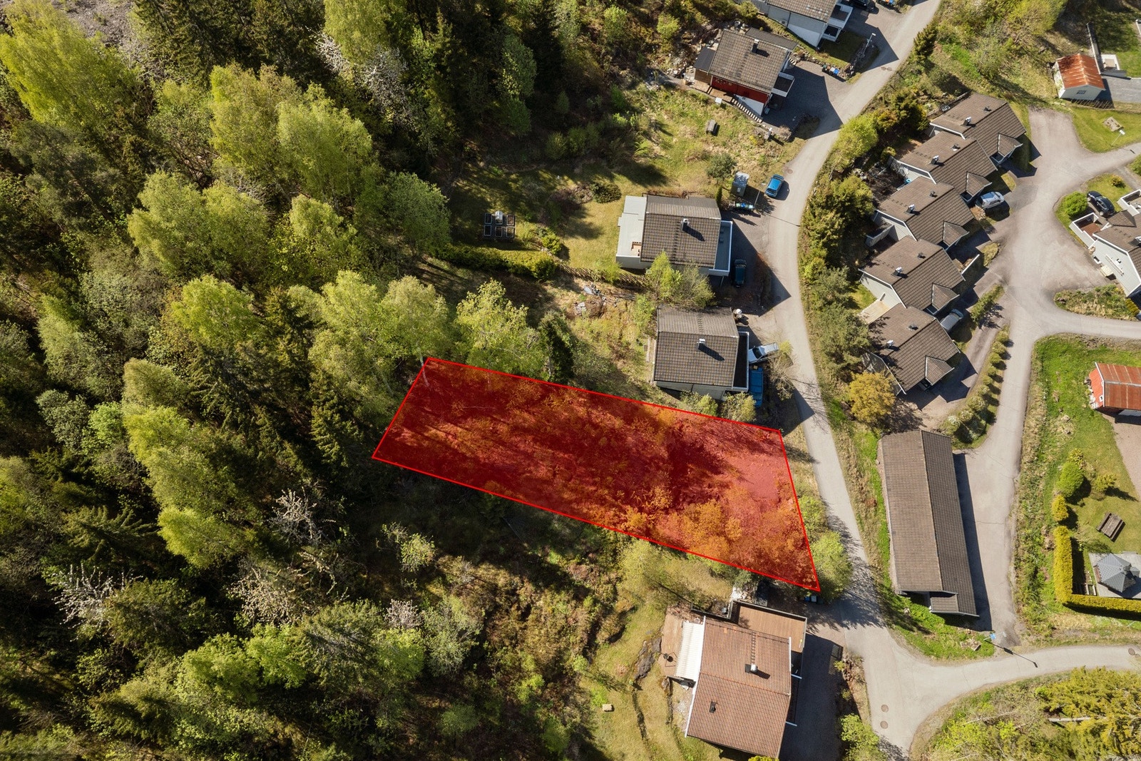 For de aktive finnes det flotte muligheter rett utenfor døren. Enten du er interessert i lagidrett eller personlig trening, ligger idrettsanleggene klare til bruk. Og skulle du ønske en fredelig spasertur eller en sykkeltur i naturskjønne omgivelser, er m Galleribilde