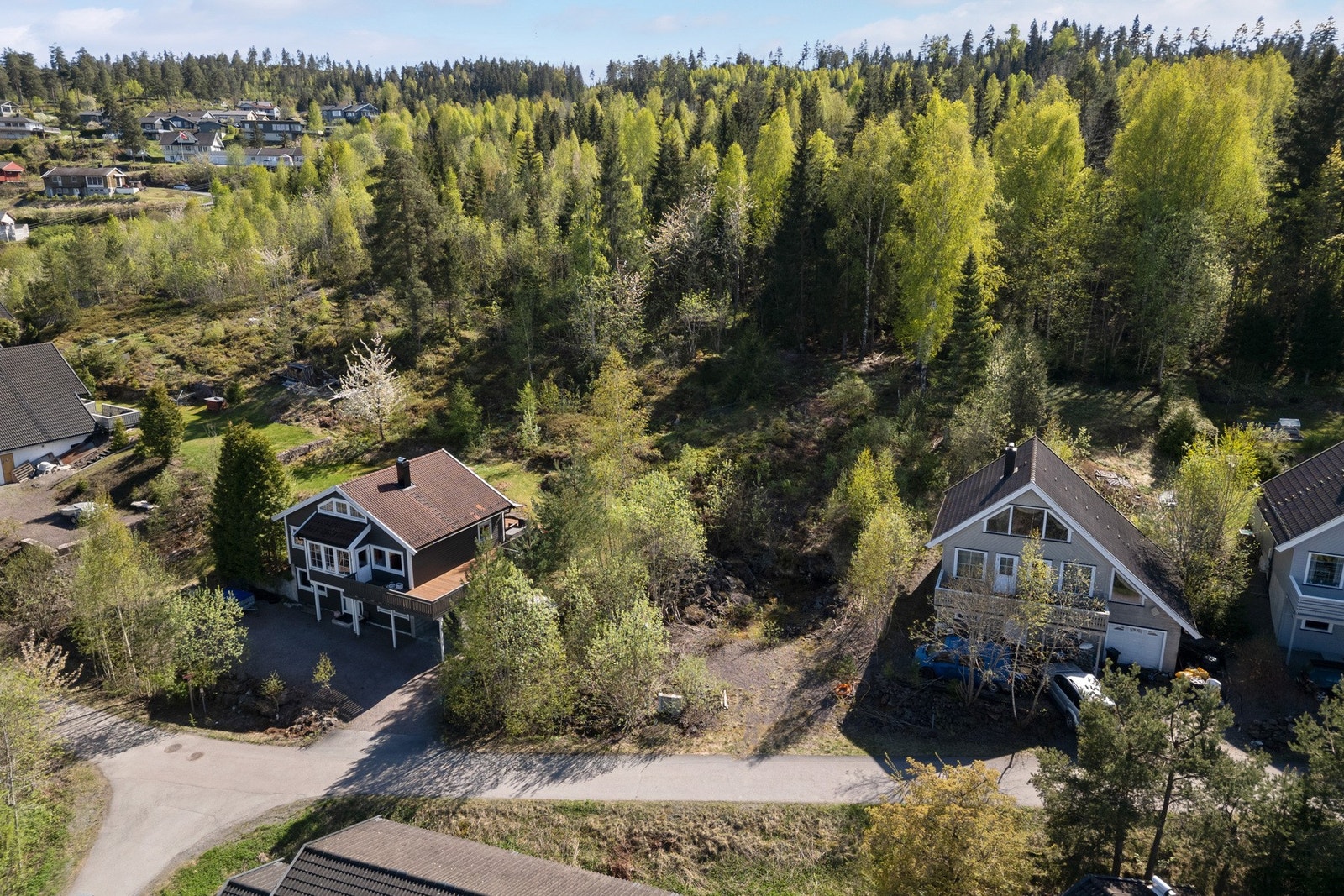 Nærmiljøet preges av et rikt og aktivt foreningsliv og har et godt utbygd kulturtilbud for barn og ungdom. Flott turterreng, skiløyper og småvann rundt om i nærområdet. Enkel av og påkjøring til nye E-18 og fra Hof er det ca 30 minutter til Tønsberg og Dr Galleribilde
