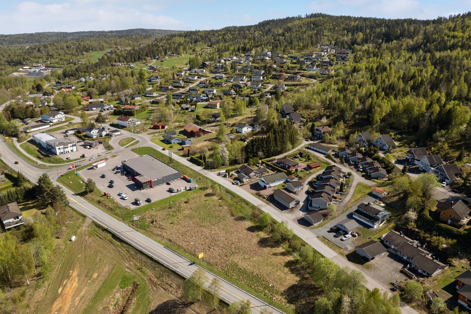 Stor barnehage med kreative uteområder, (trollskog) ligger 5 min gange fra tomten. Galleribilde
