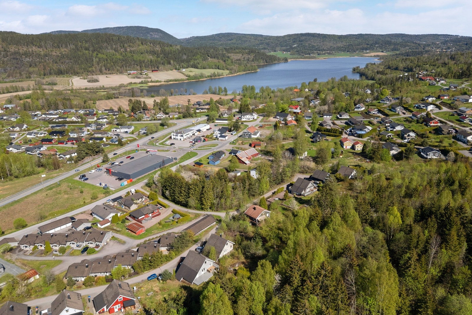 Det er ca 3,7 km til Hof sentrum med butikker, golfbane, Hof barne - og ungdomsskole, barnehage, idrettshall og kunstgressbane. Hof fremstår i dag hvor oppvekstmiljø, skole og omsorg har sterkt fokus. Galleribilde
