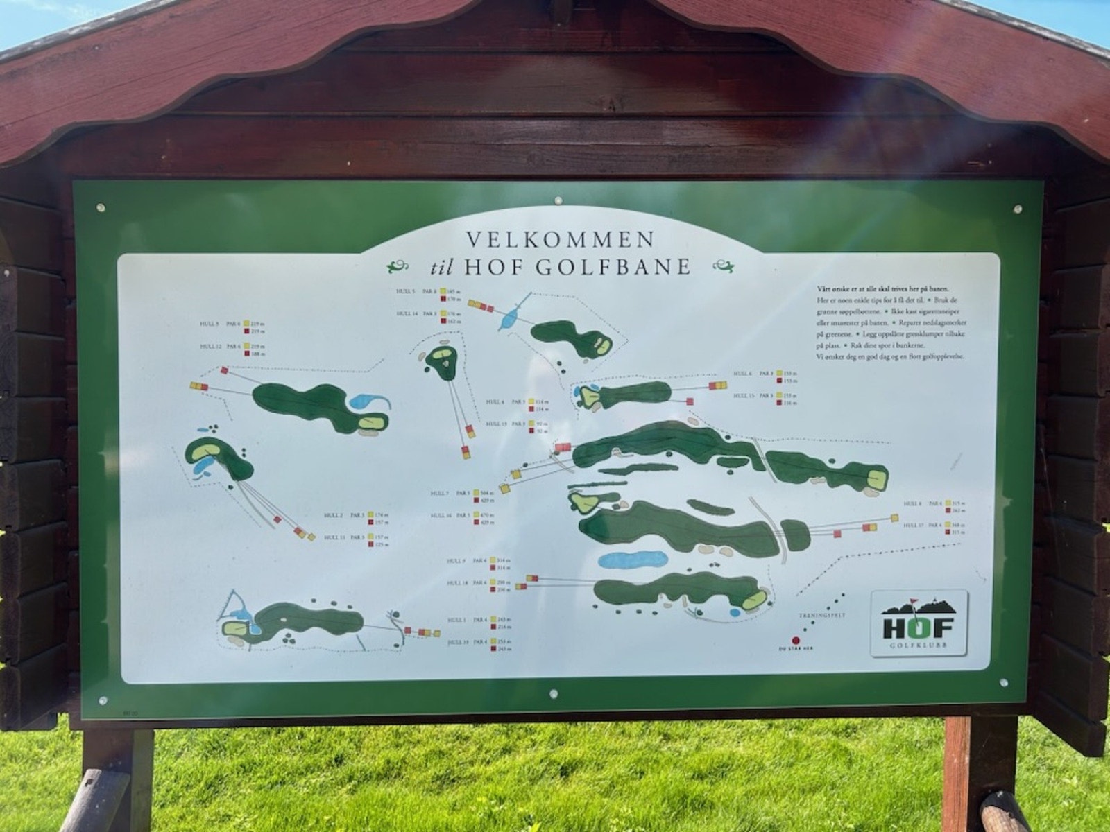 Hof golfbane i underkant av 10 minutter kjøring fra tomten. Galleribilde