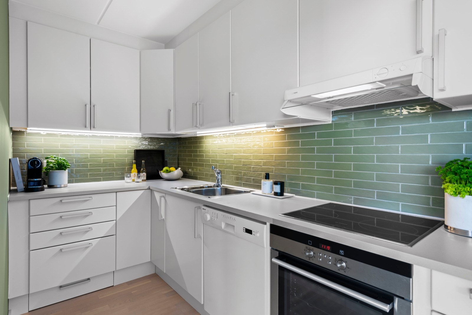 Tidløs kjøkkeninnredning fra byggeår med gode arbeidsflater og moderne design. Galleribilde