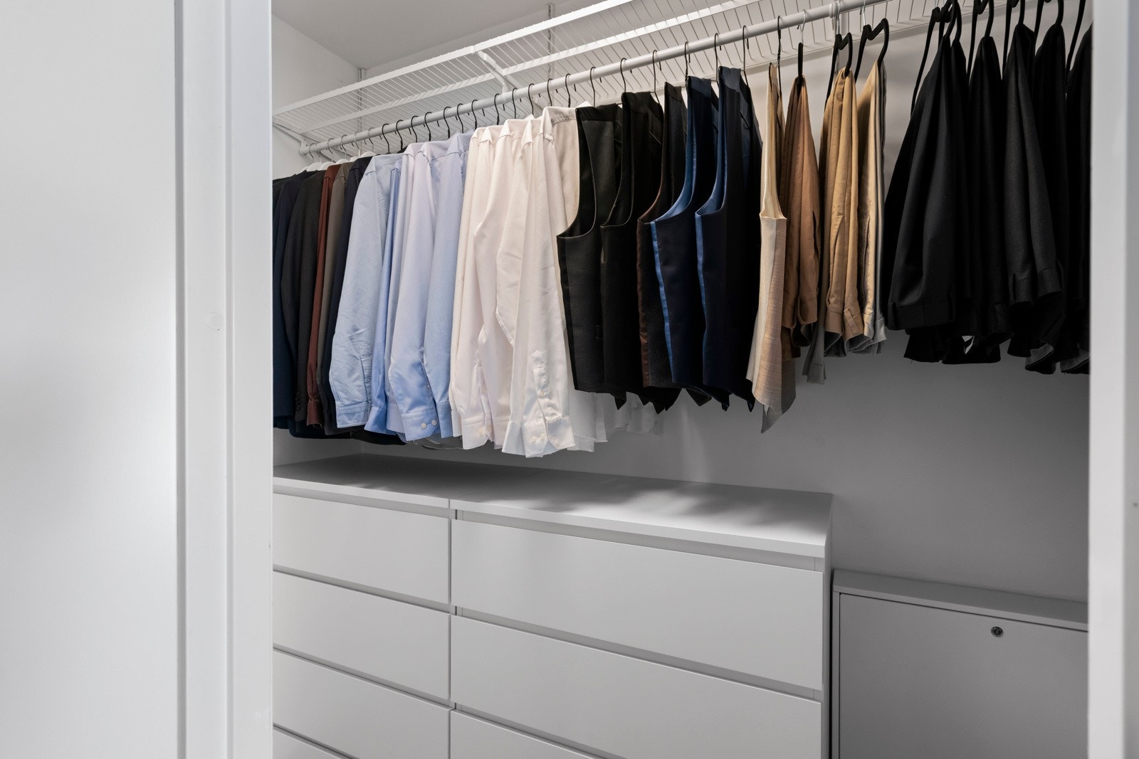 Eget omkledningsrom gir ytterligere oppbevaringsmuligheter. Galleribilde