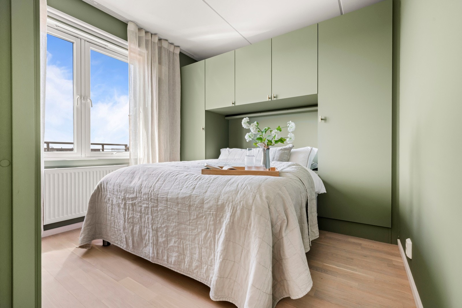 Generøst og innbydende soverom med god plass til dobbeltseng og plassbygde garderobeløsninger. Galleribilde