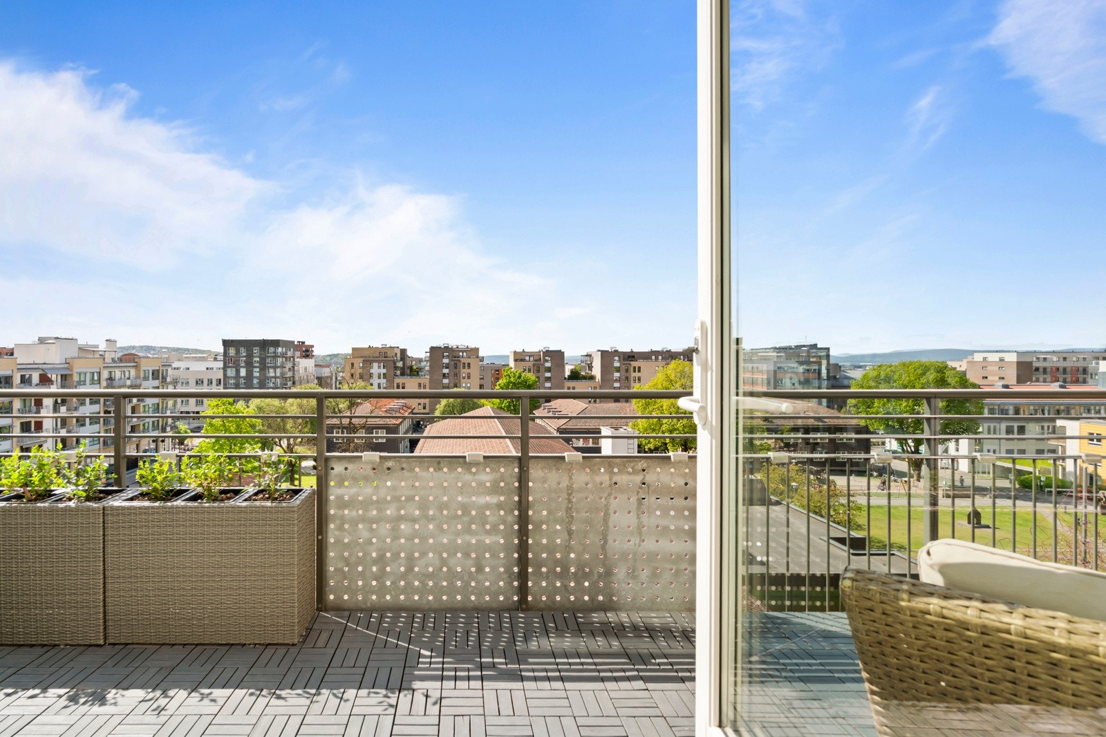 Leiligheten ligger høyt og fritt til i byggets 6.etasje i bygg fra 2009 med gjennomgående god standard. Galleribilde