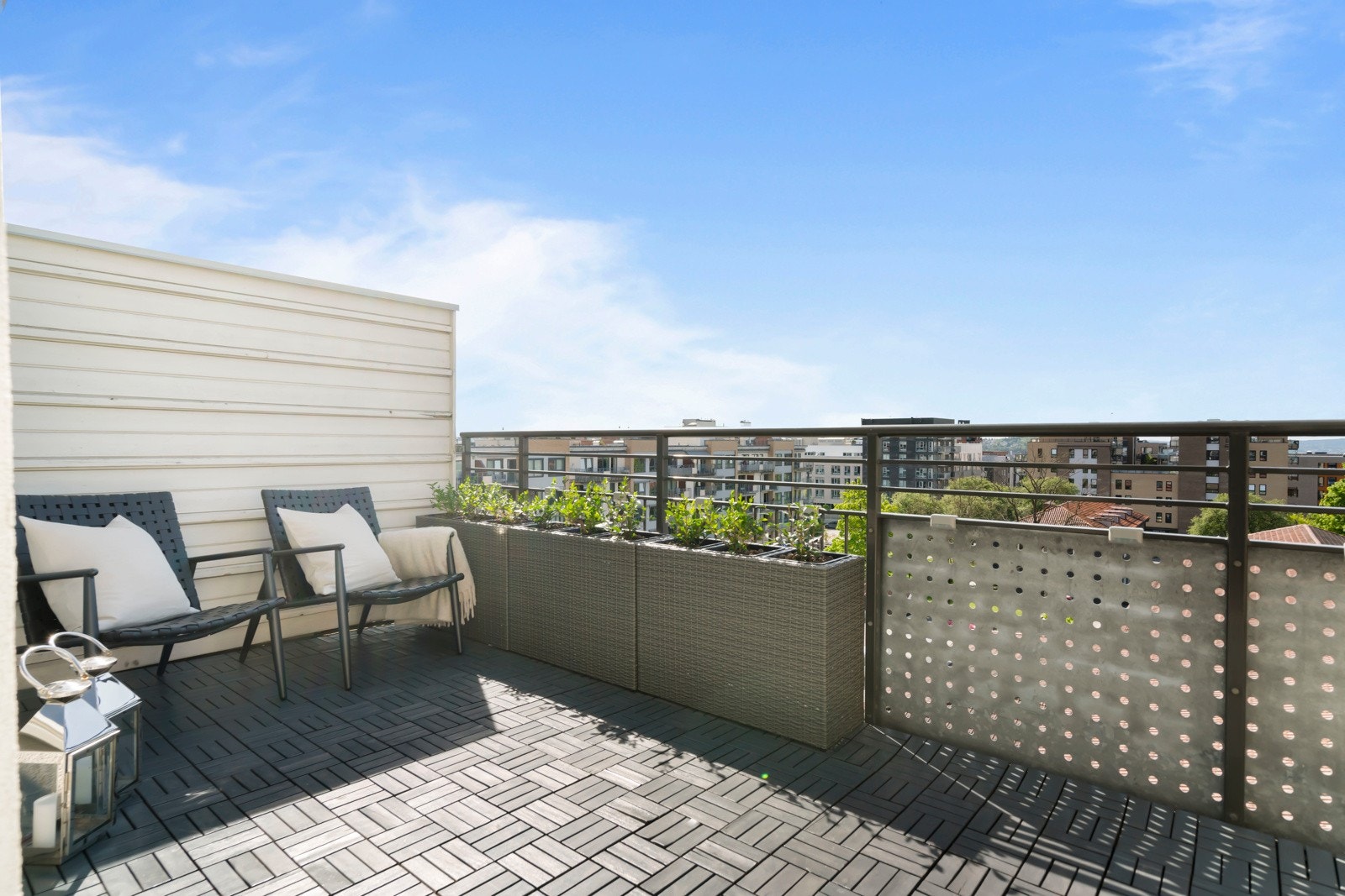 Denne måler hele 16 m² og har dermed rikelig med boltreplass, fantastiske solforhold og i tillegg fantastisk utsikt. Galleribilde